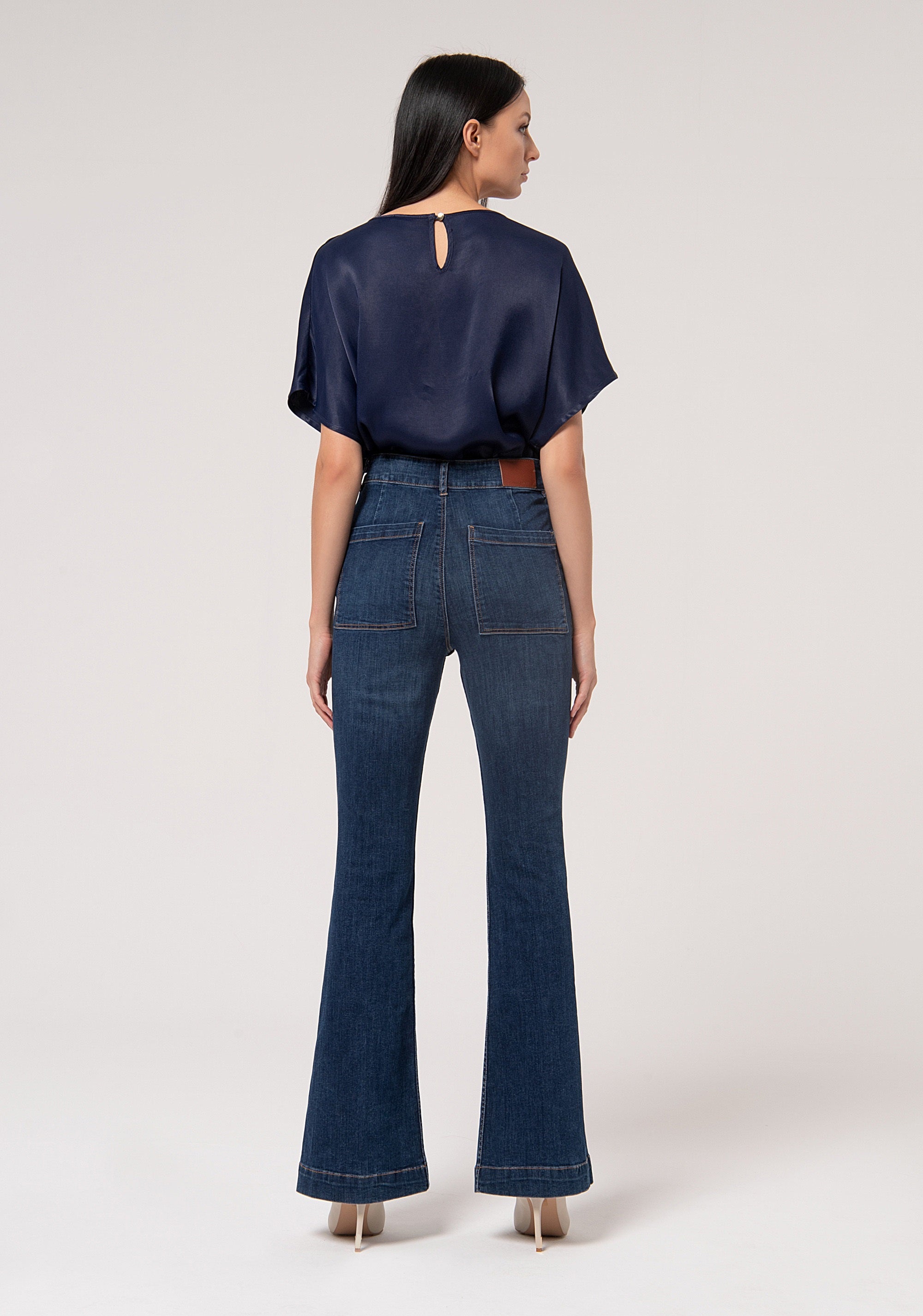 Jeans bootcut in denim stretch con lavaggio medio