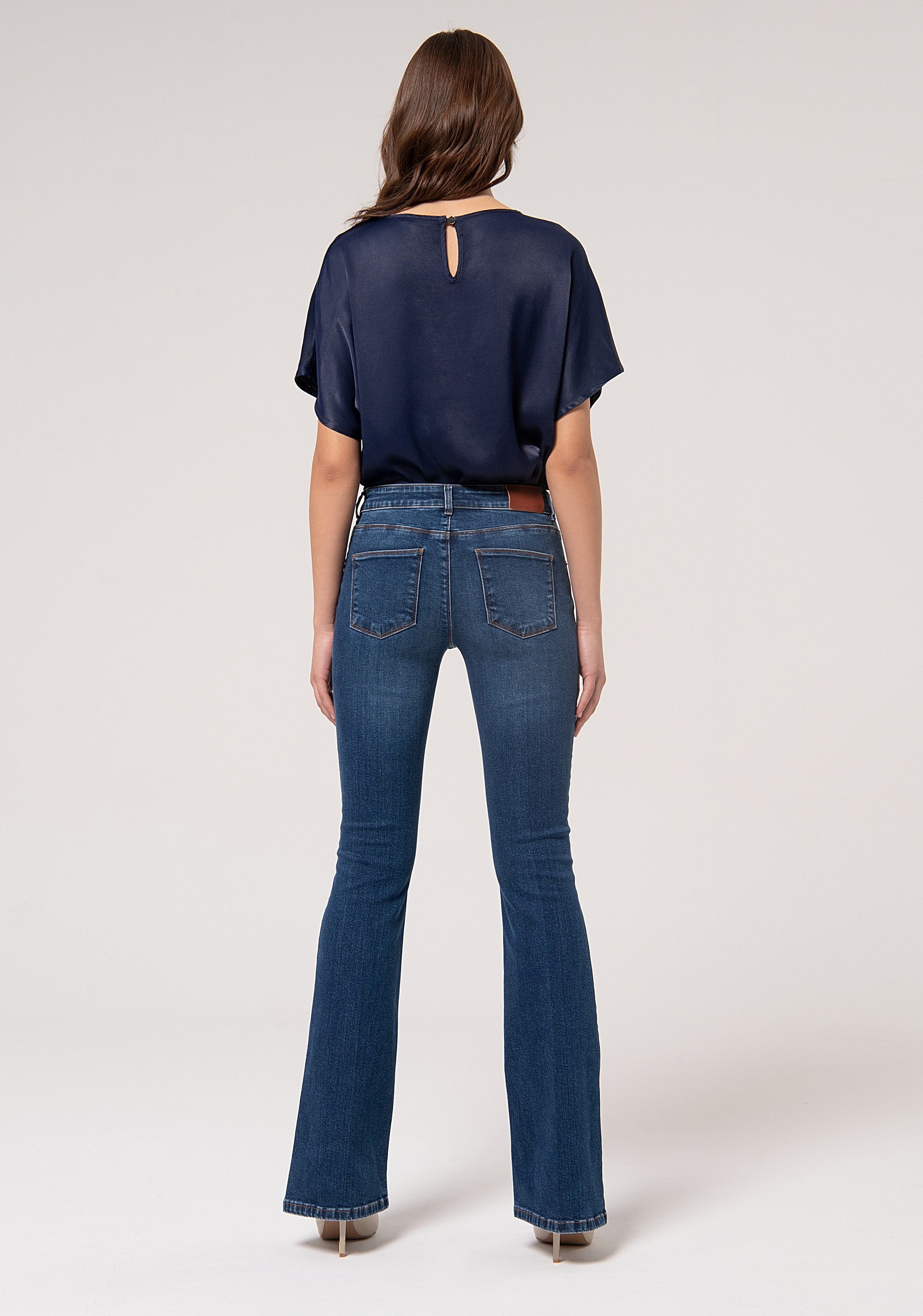 Jeans bootcut in denim stretch con lavaggio medio