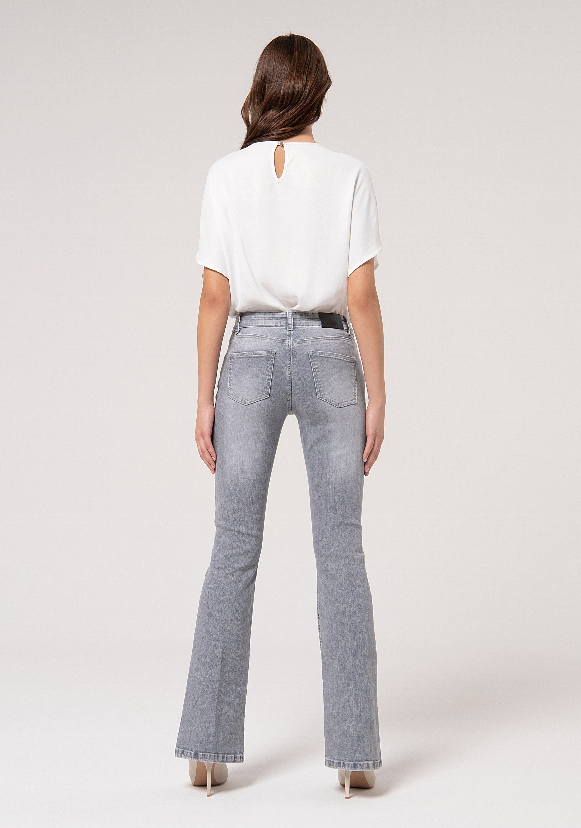 Jeans bootcut in denim stretch con lavaggio medio