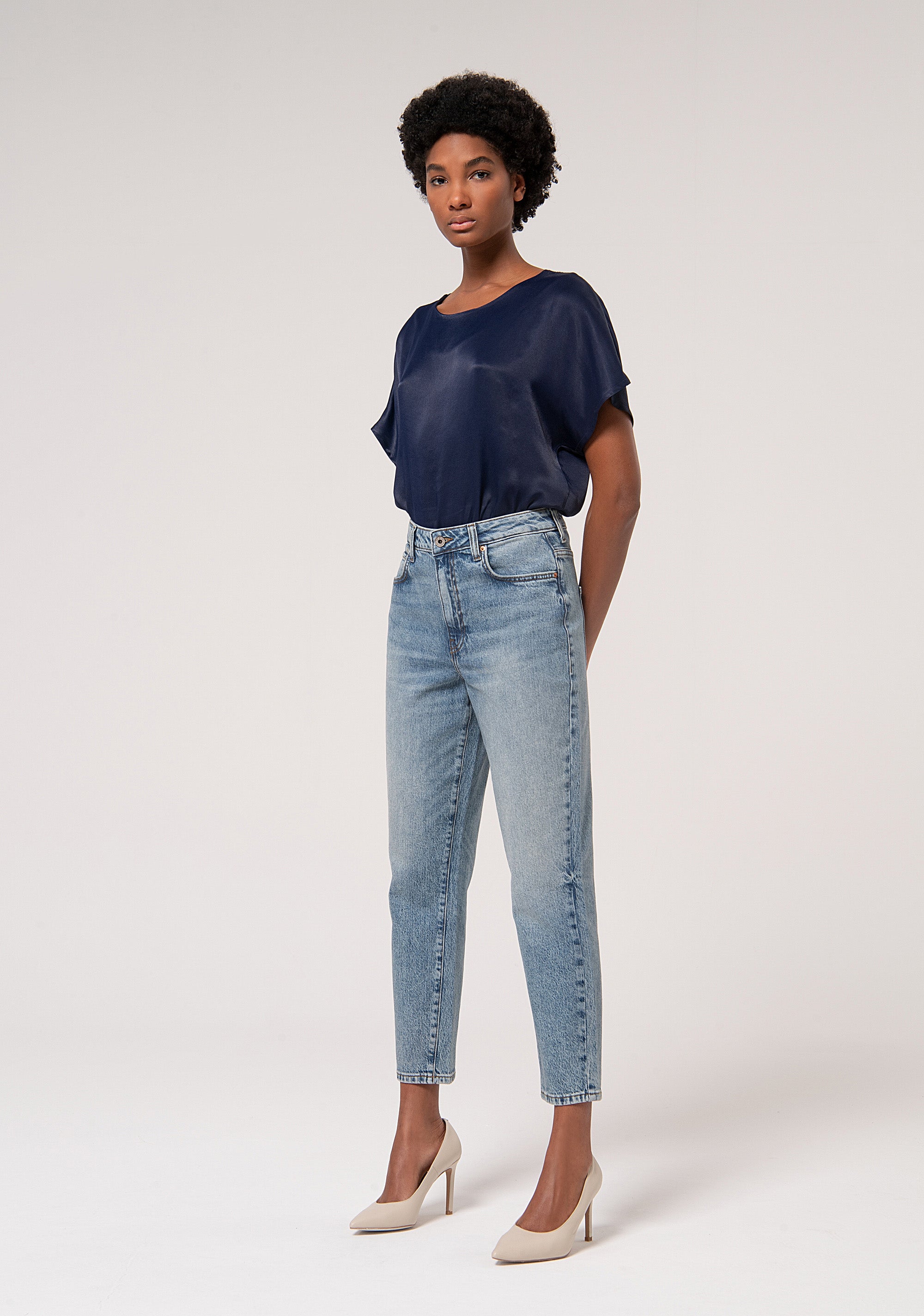 Jeans mom fit carrot in denim con lavaggio nuvolato