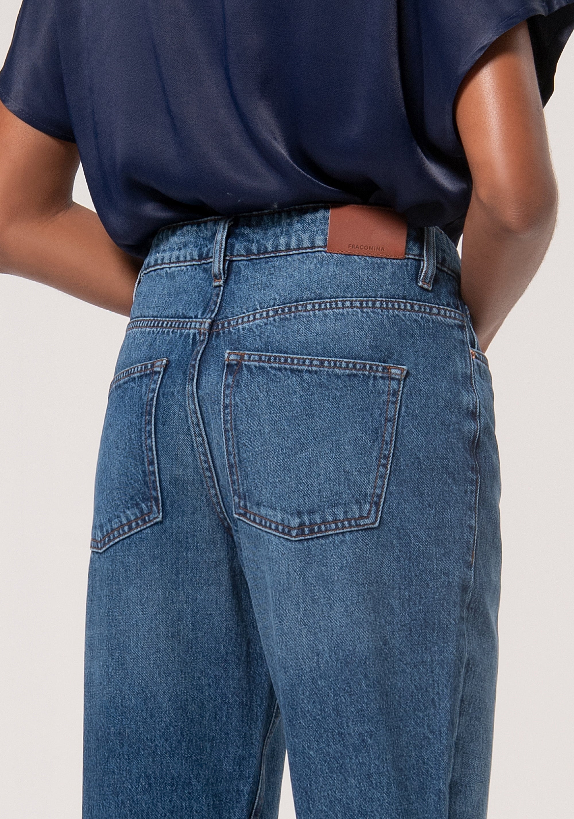 Jeans mom fit carrot in denim con lavaggio scuro FP24WVD005D41993-349 Fracomina