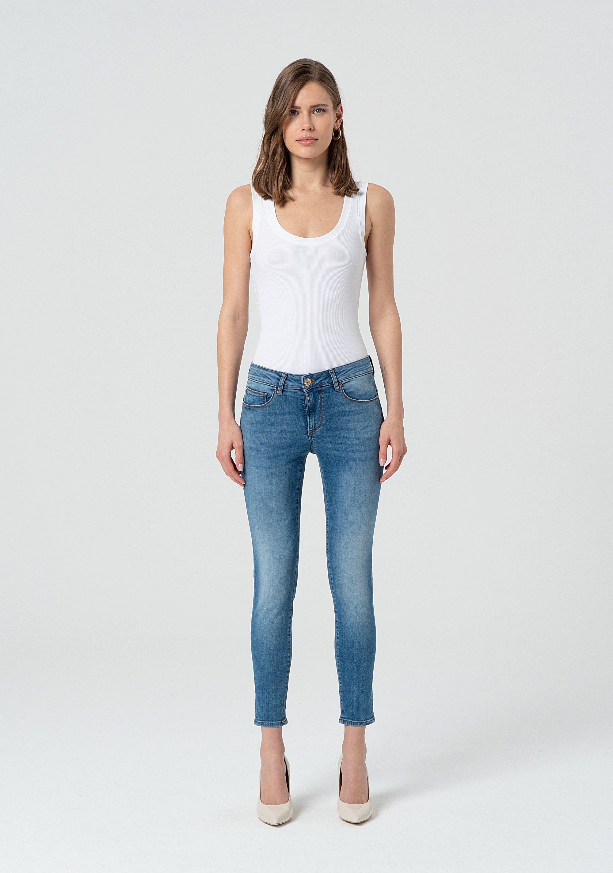 Jeans slim effetto push up in denim con lavaggio medio FP25SV8000D46002-228 Fracomina