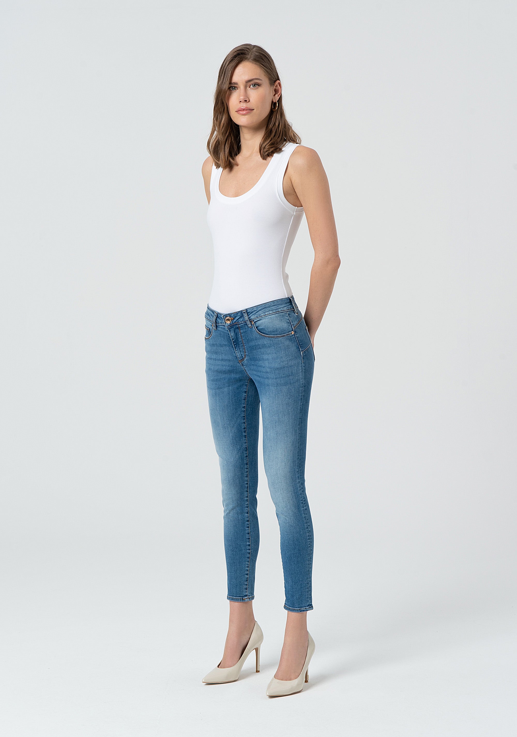 Jeans slim effetto push up in denim con lavaggio medio FP25SV8000D46002-228 Fracomina