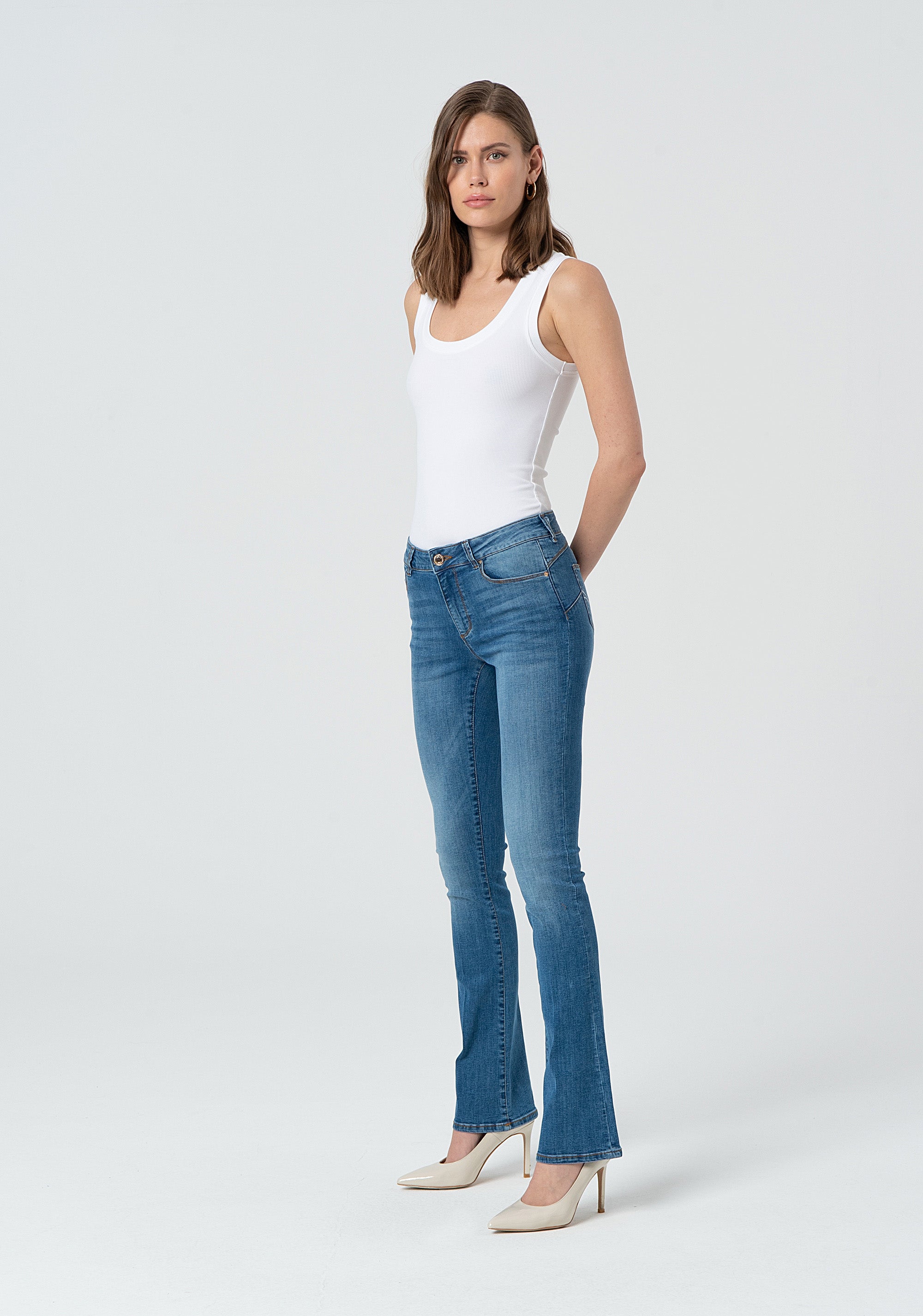 Jeans bootcut effetto push up in denim con lavaggio medio bleached FP25SV8020D46002-258 Fracomina