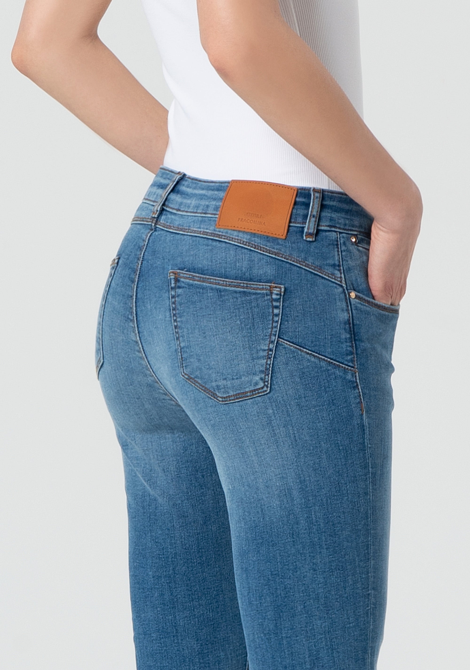 Jeans cropped effetto push up in denim con lavaggio medio FP25SV9002D46002-258 Fracomina