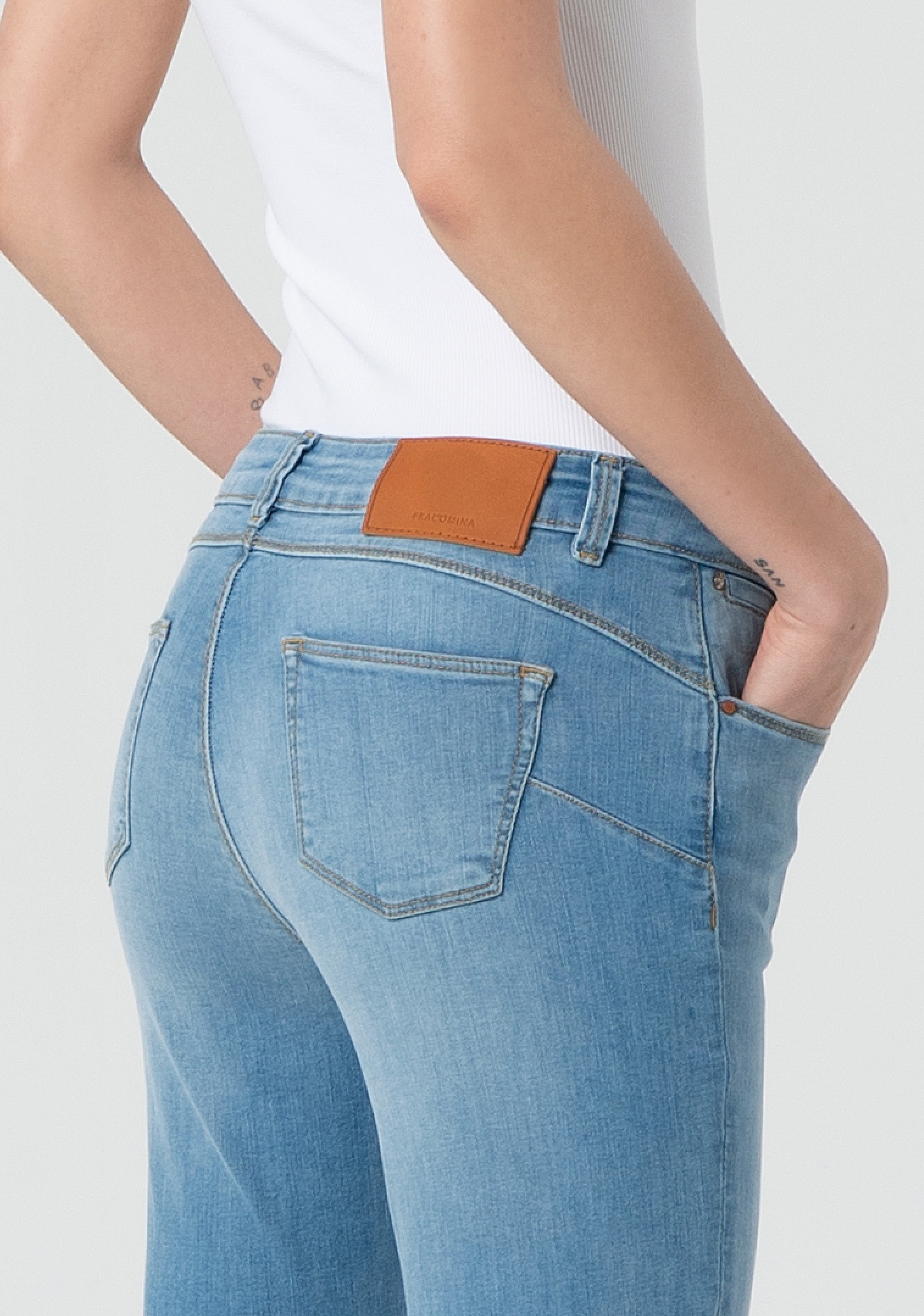 Jeans cropped effetto push up in denim con lavaggio chiaro FP25SV9002D46003-062 Fracomina