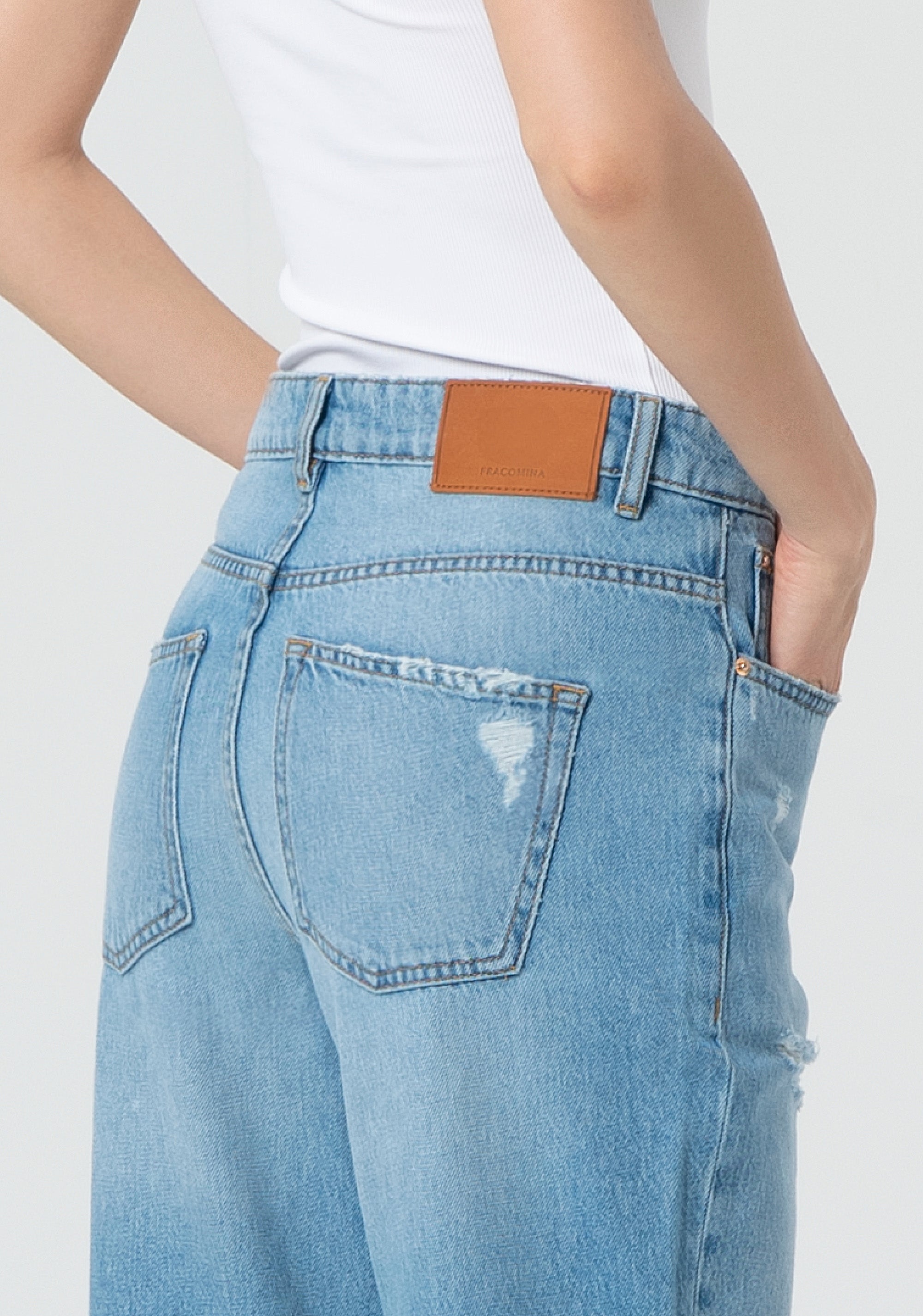 Jeans carrot mom fit in denim con lavaggio chiaro FP25SVD005D419R4-428 Fracomina