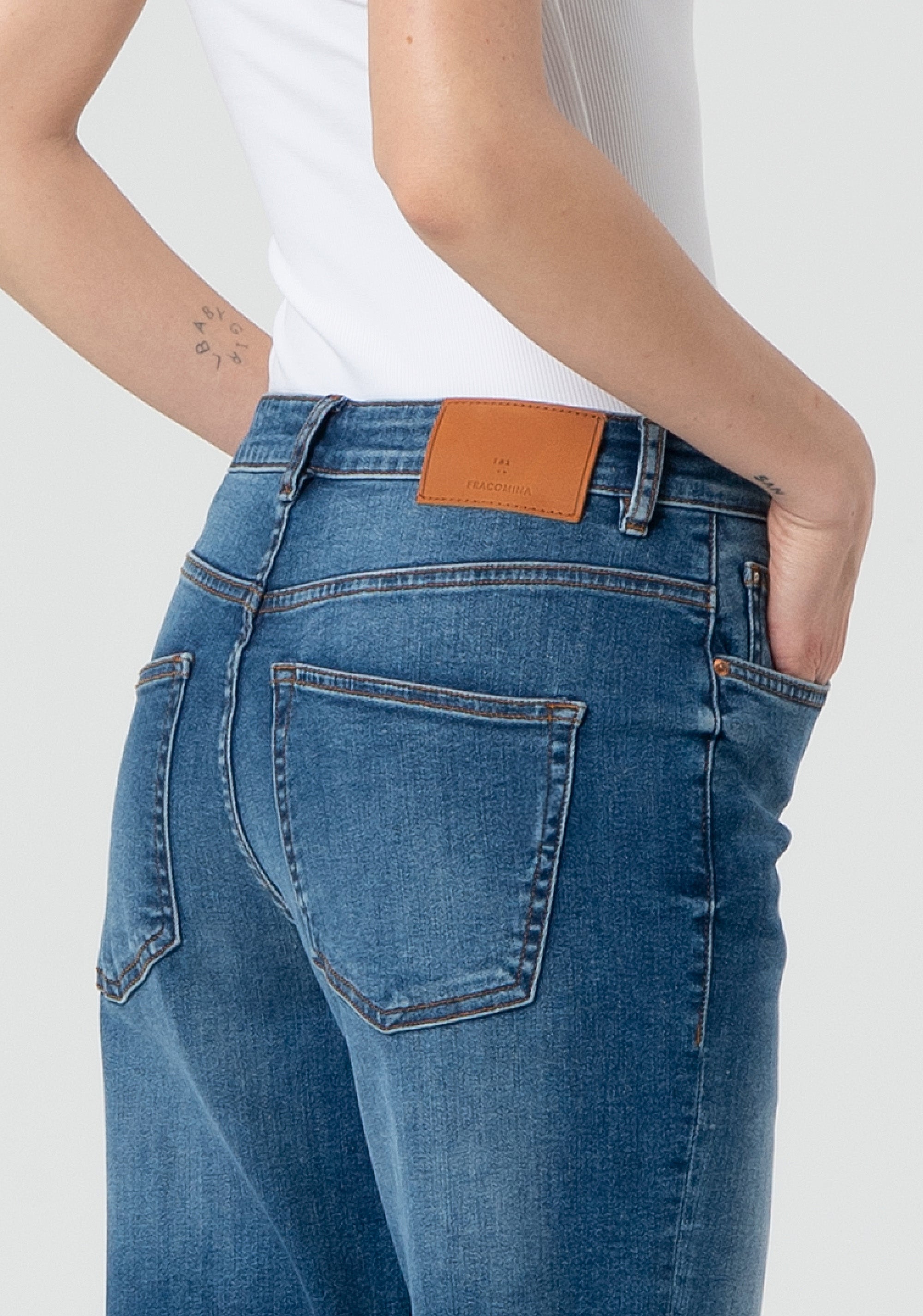 Jeans carrot mom fit in denim con lavaggio scuro FP25SVD005D42002-349 Fracomina