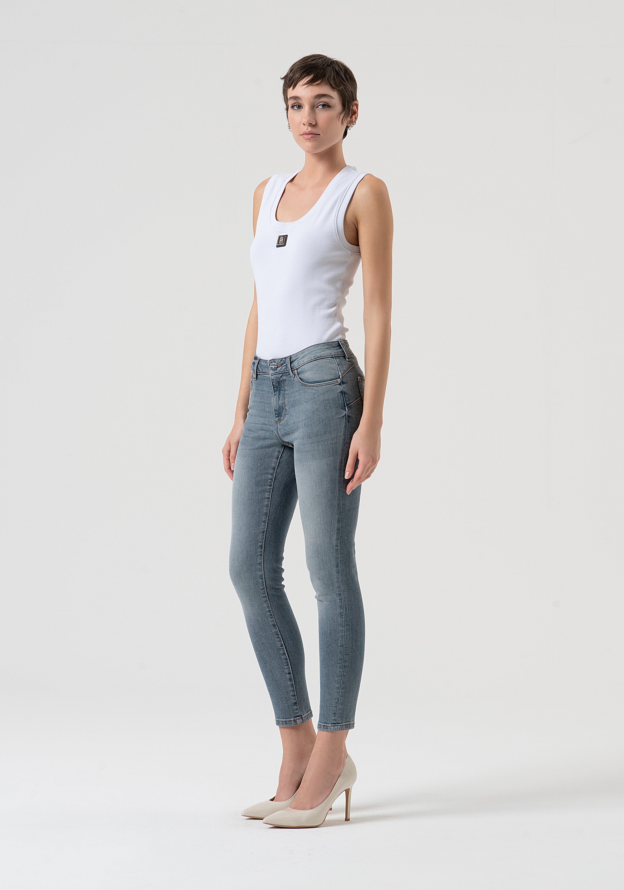Jeans slim effetto push up in denim stretch blu grey con lavaggio medio FP25WV8000D46001-C41 Fracomina