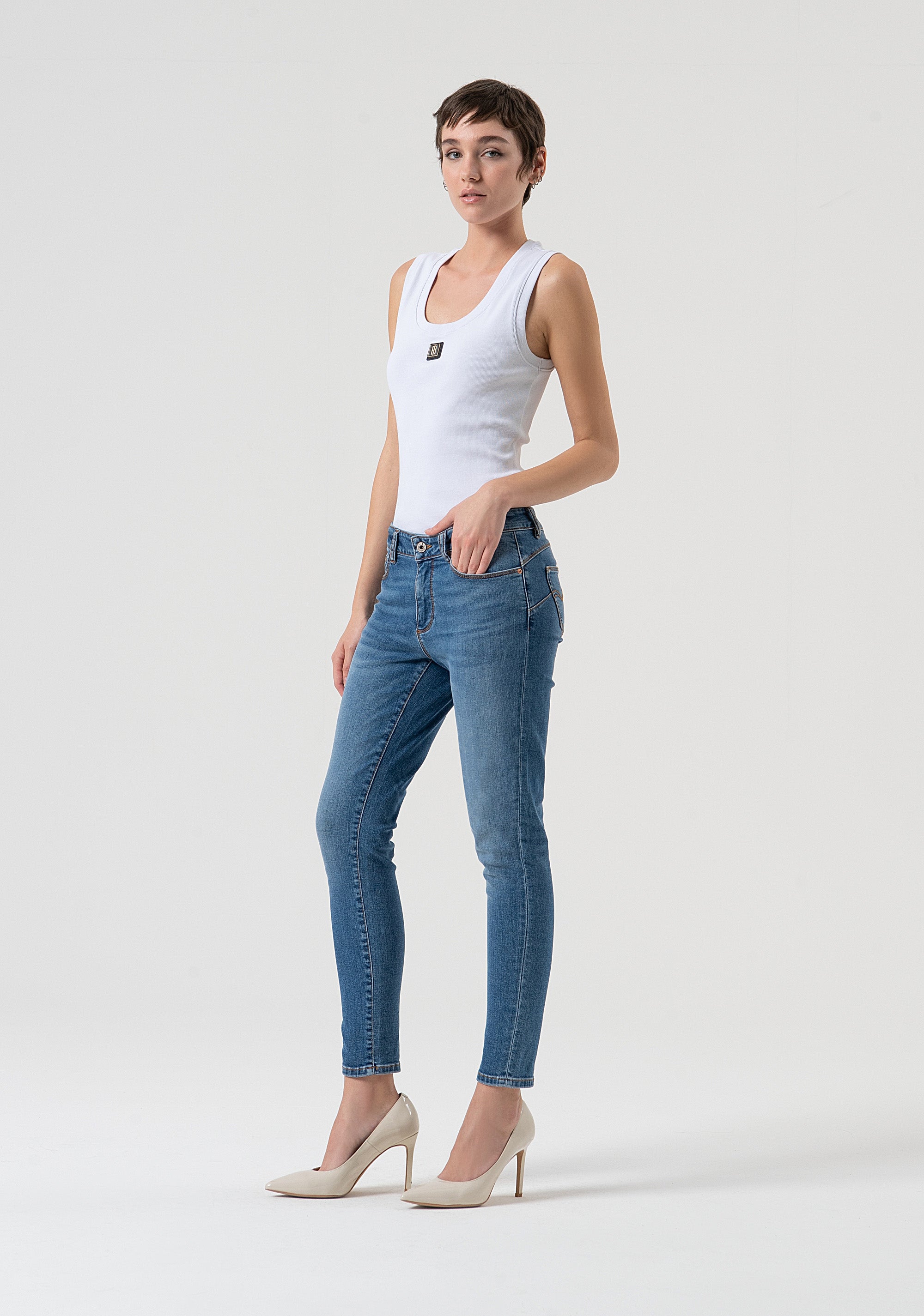 Jeans slim effetto push up in denim stretch con lavaggio medio chiaro FP25WV8000D46093-349 Fracomina