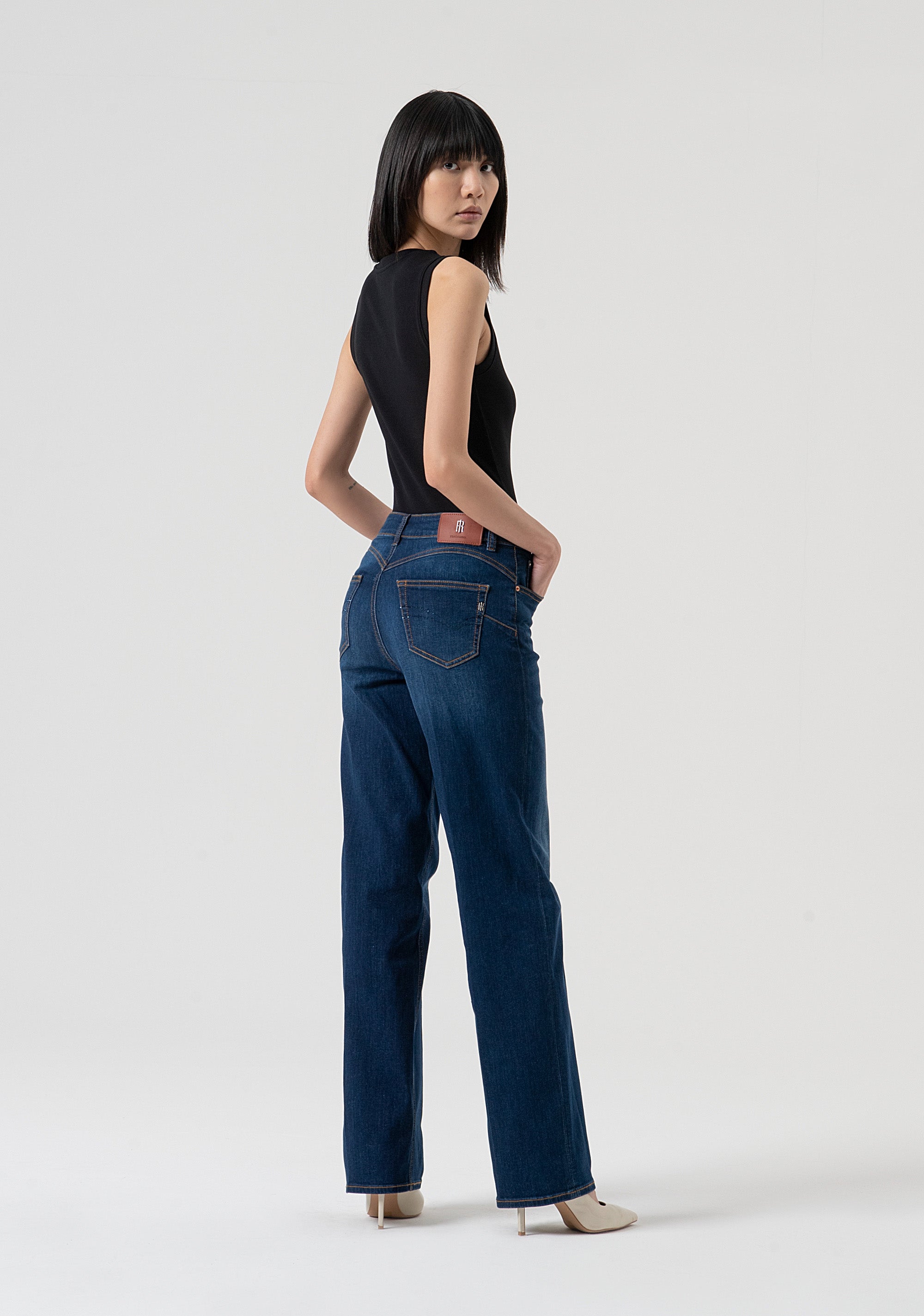 Jeans straight effetto push up in denim con lavaggio medio FP25WV8050D46002-987 Fracomina