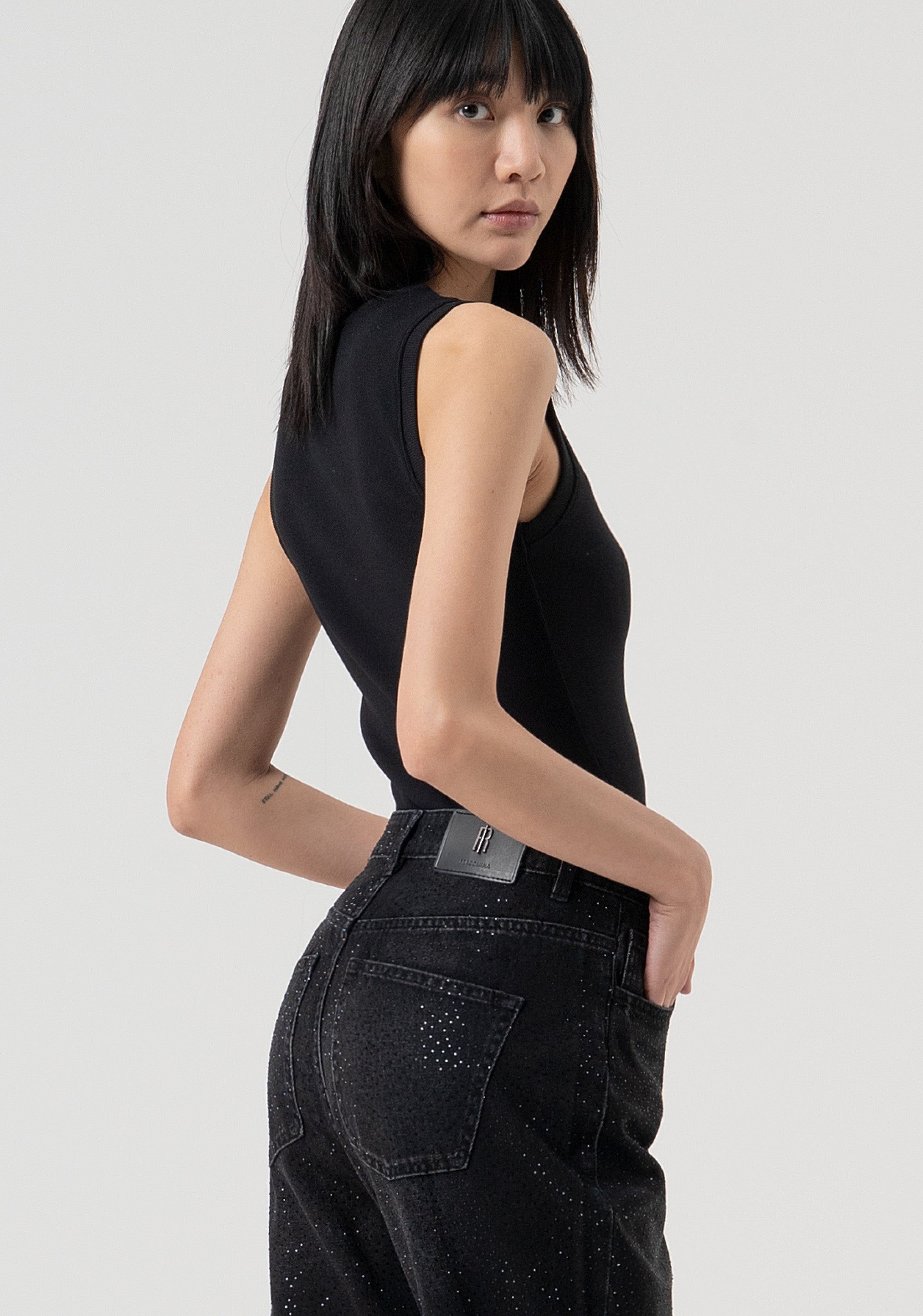 Jeans carrot mom fit in denim nero con lavaggio scuro FP25WVD005D41904-H21 Fracomina
