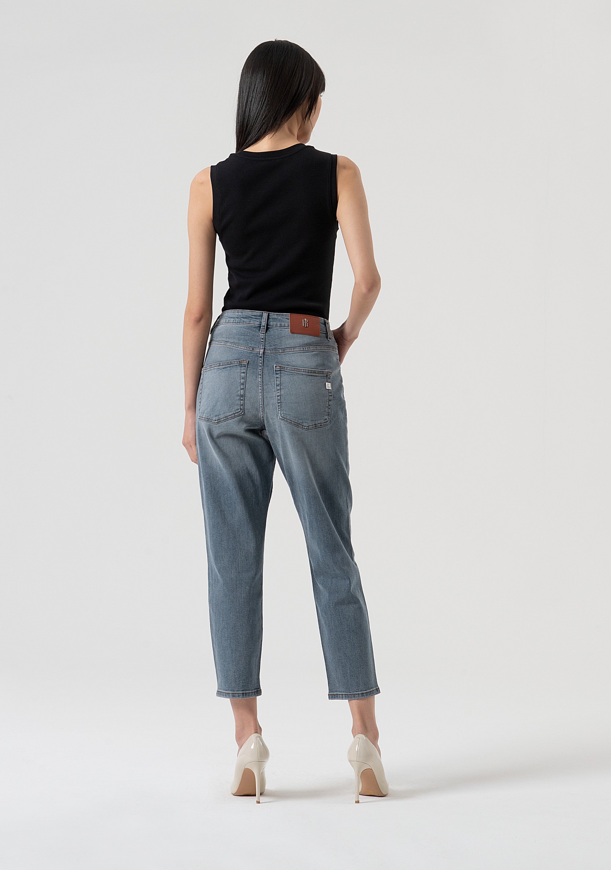 Jeans carrot mom fit in denim blu grey con lavaggio medio FP25WVD005D46093-C41 Fracomina