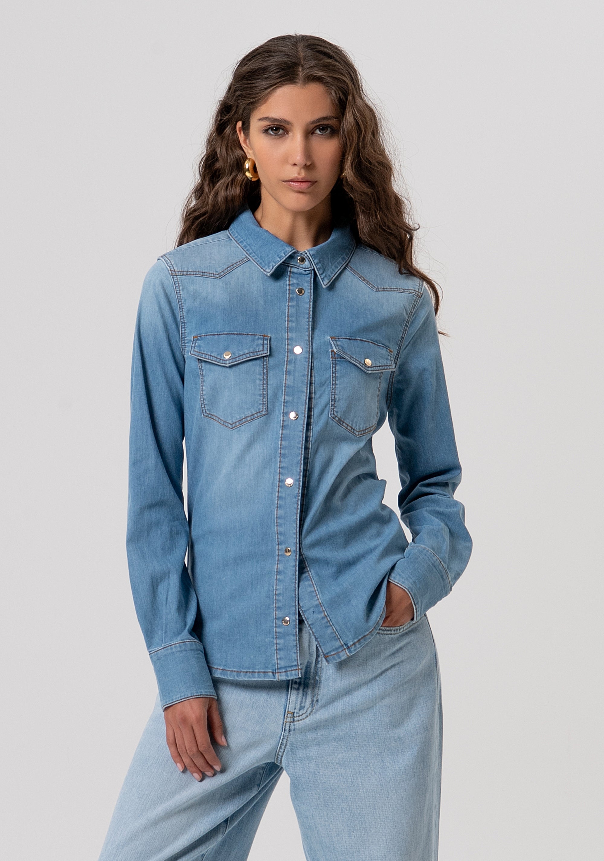 Camicia regular in denim con lavaggio bleached FP26ST6030D47202-258 Fracomina