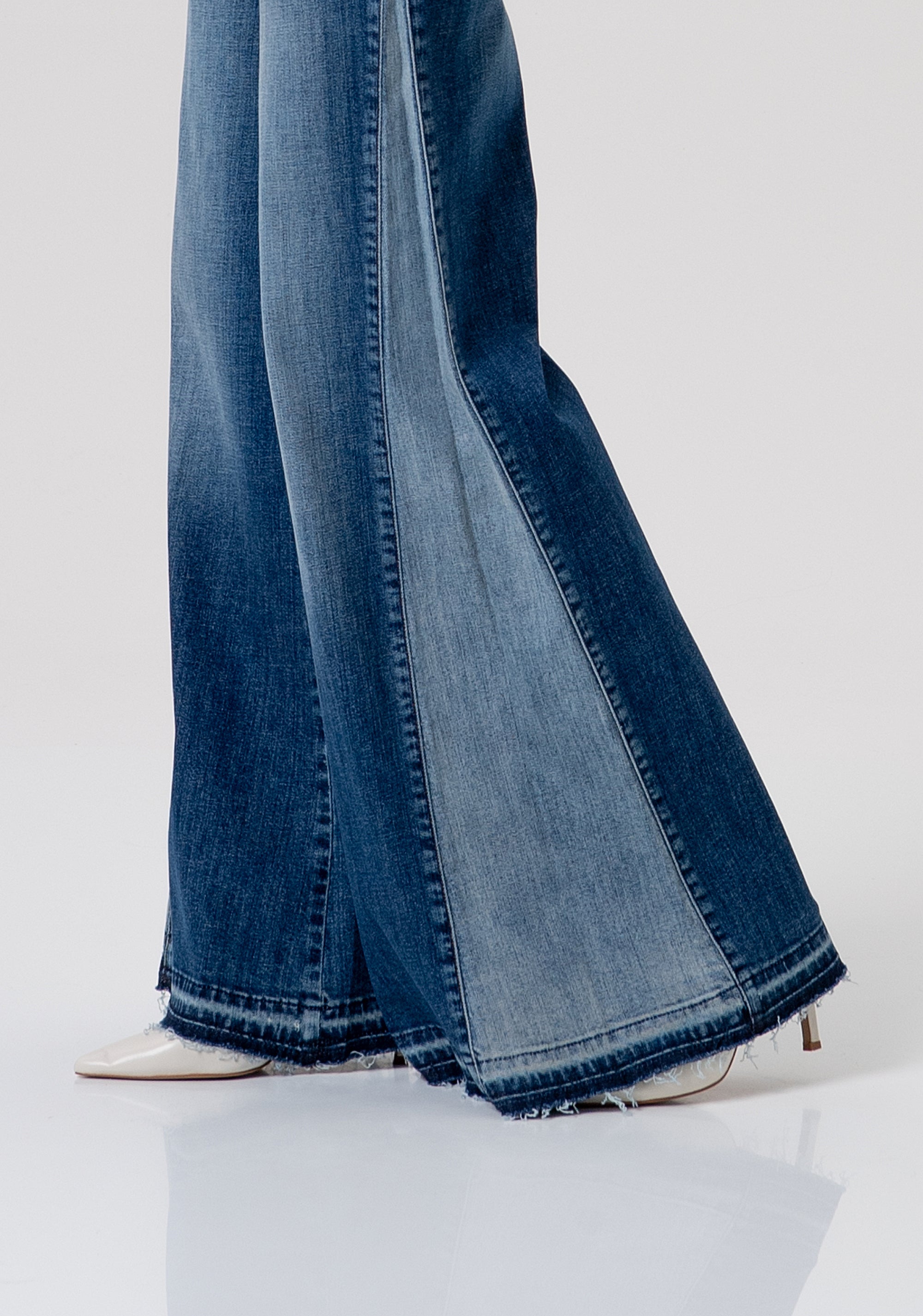 Jeans flare in denim con lavaggio medio FP26SV3011D401W7-M28 Fracomina