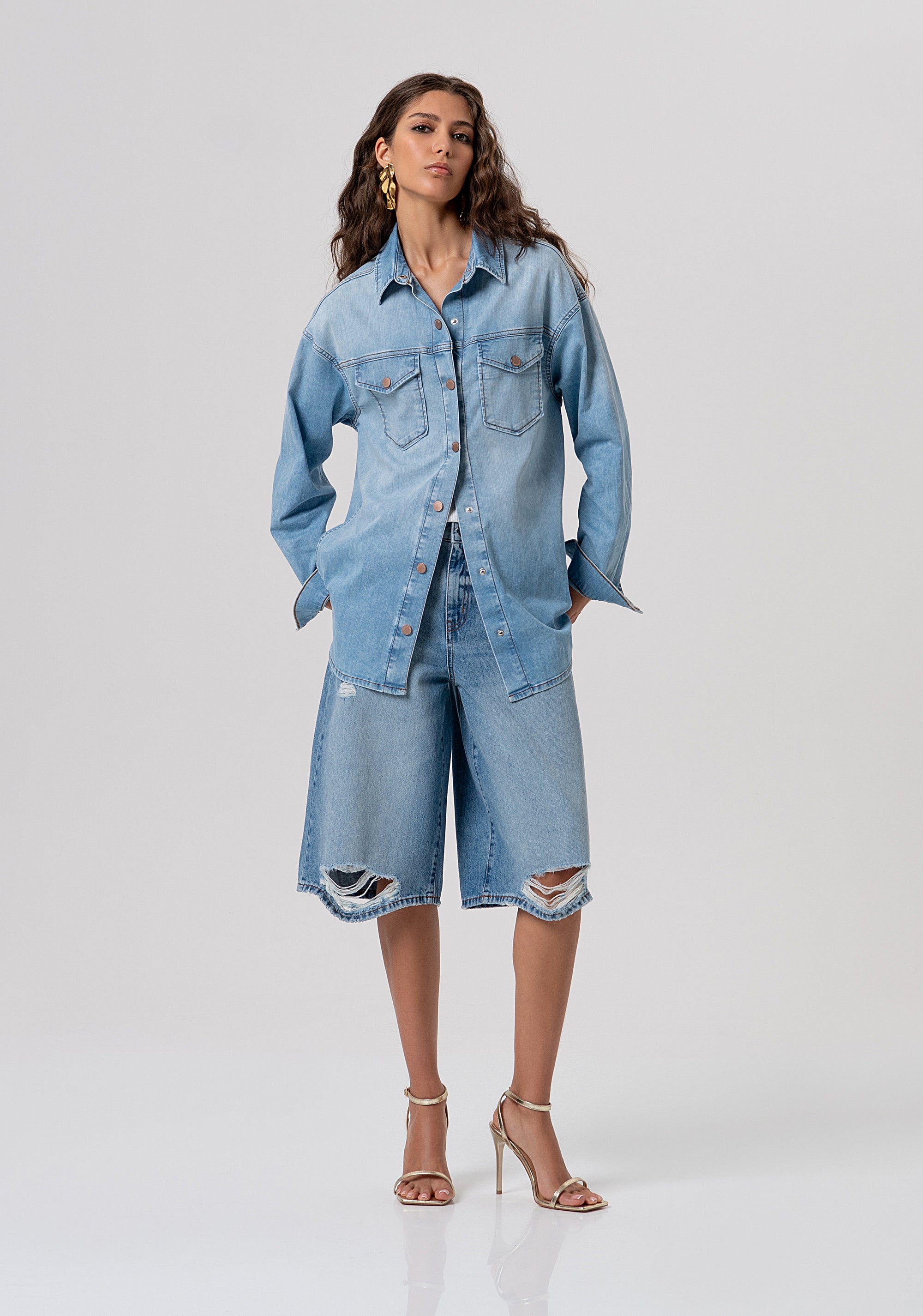 Bermuda regular in denim con lavaggio medio e strappi FP26SV6019D471O1-437 Fracomina