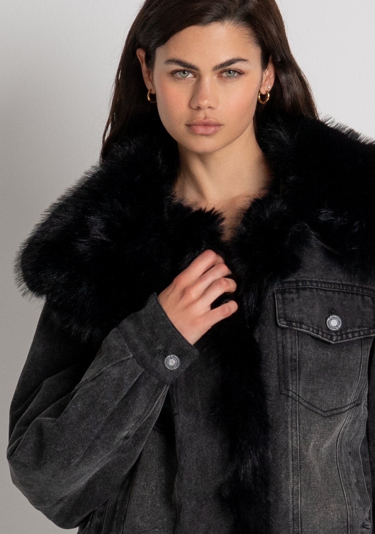 Giacca regular in denim black con lavaggio medio e con finta pelliccia FP26WJ4003D40993 FRACOMINA