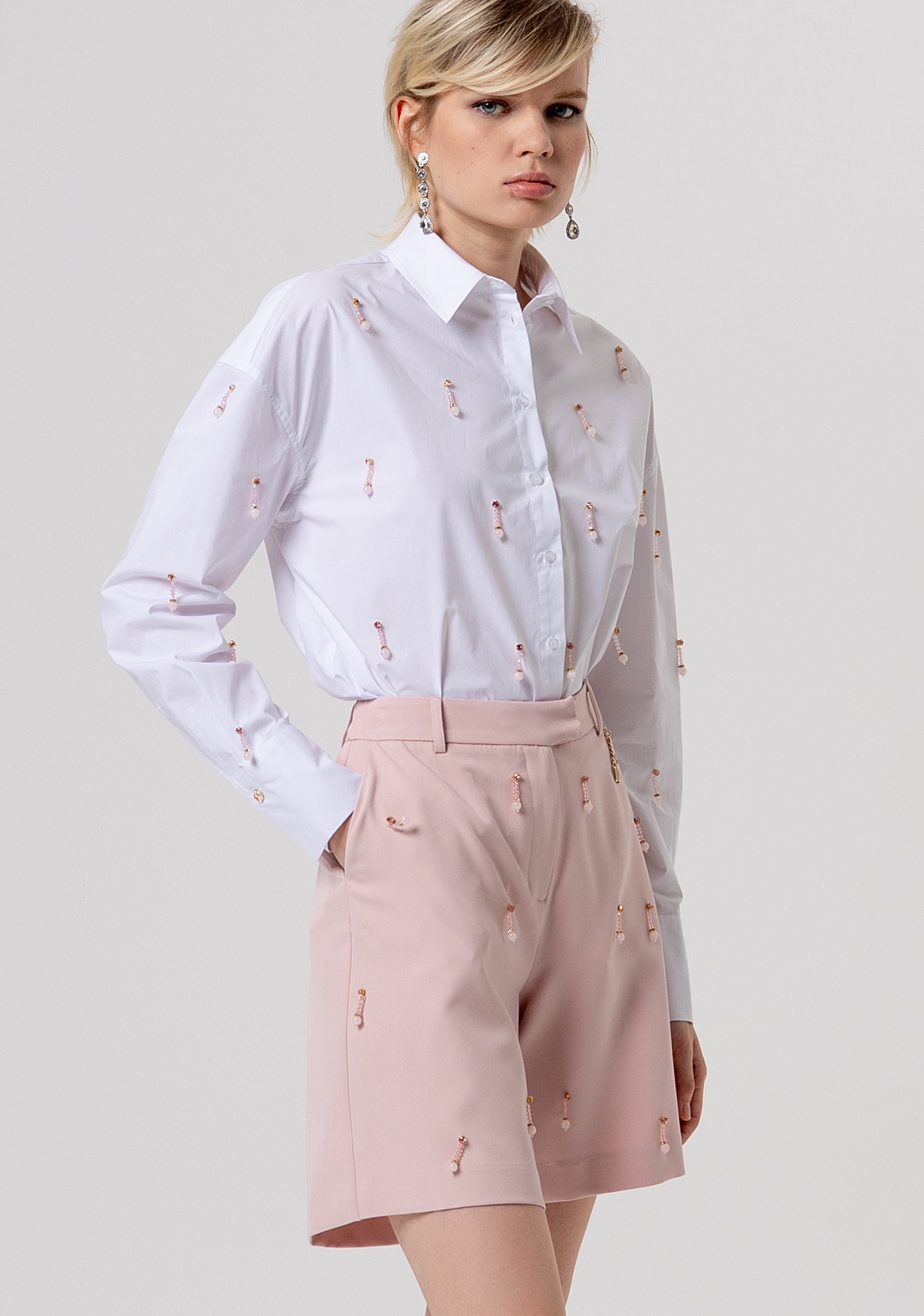 Pantaloncino regular in tessuto con applicazioni gioiello