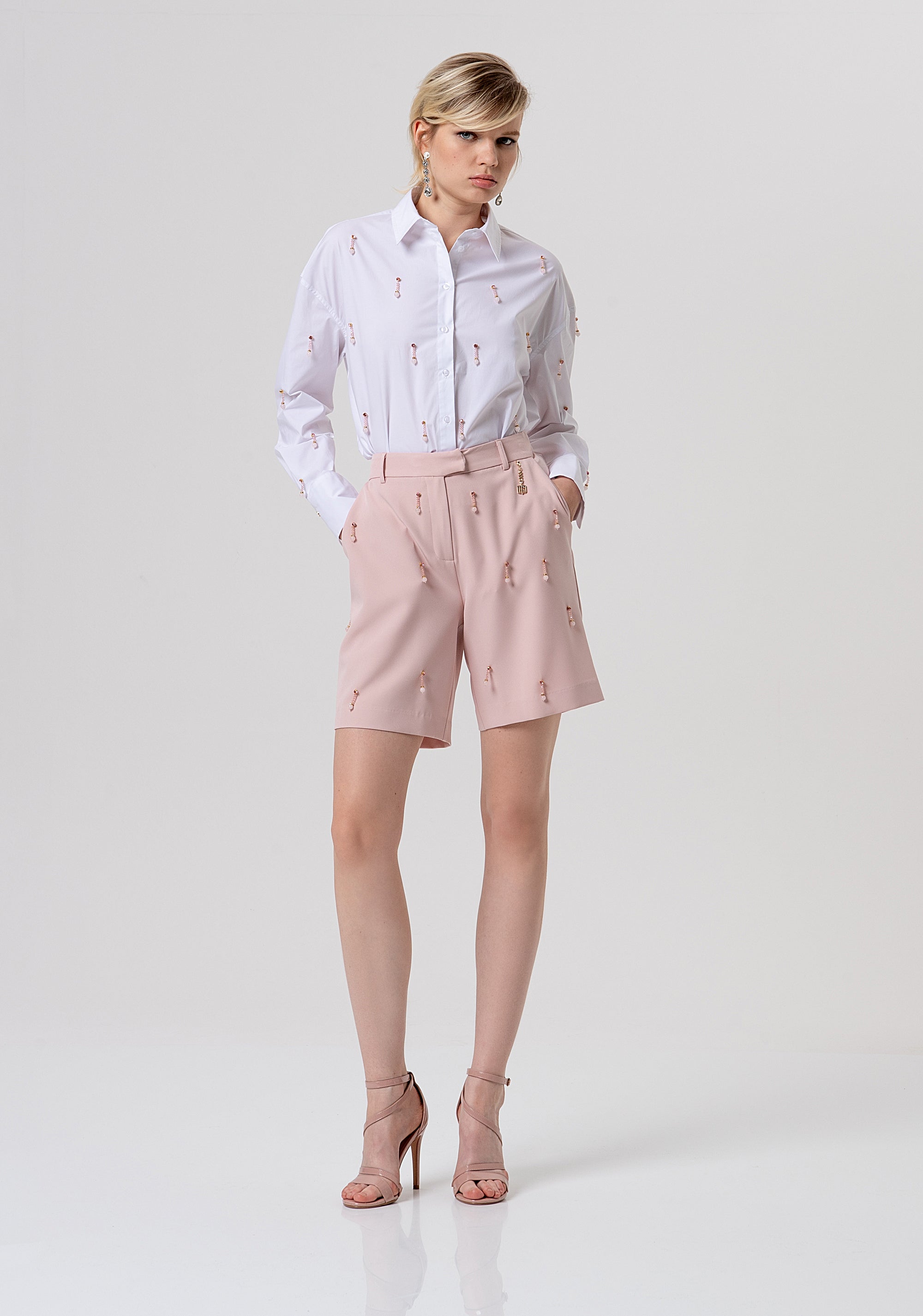 Pantaloncino regular in tessuto con applicazioni gioiello