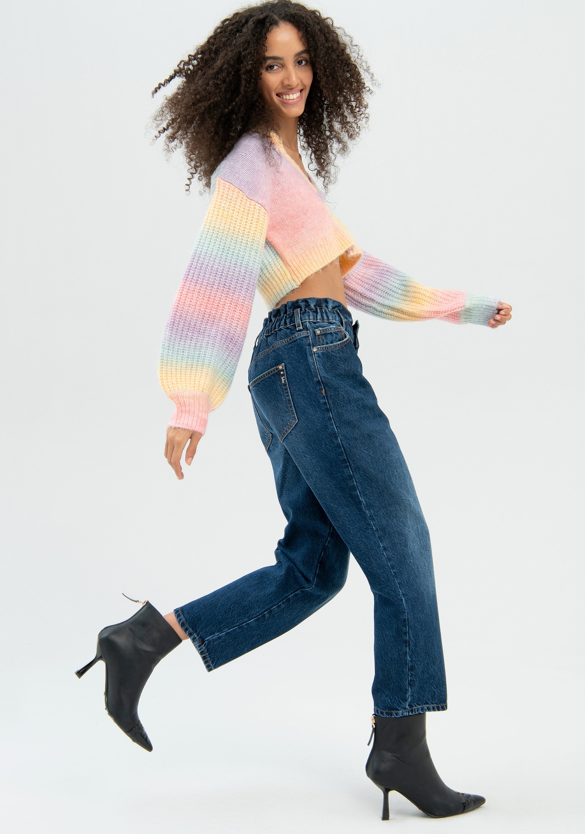 Jeans carrot in denim con lavaggio medio