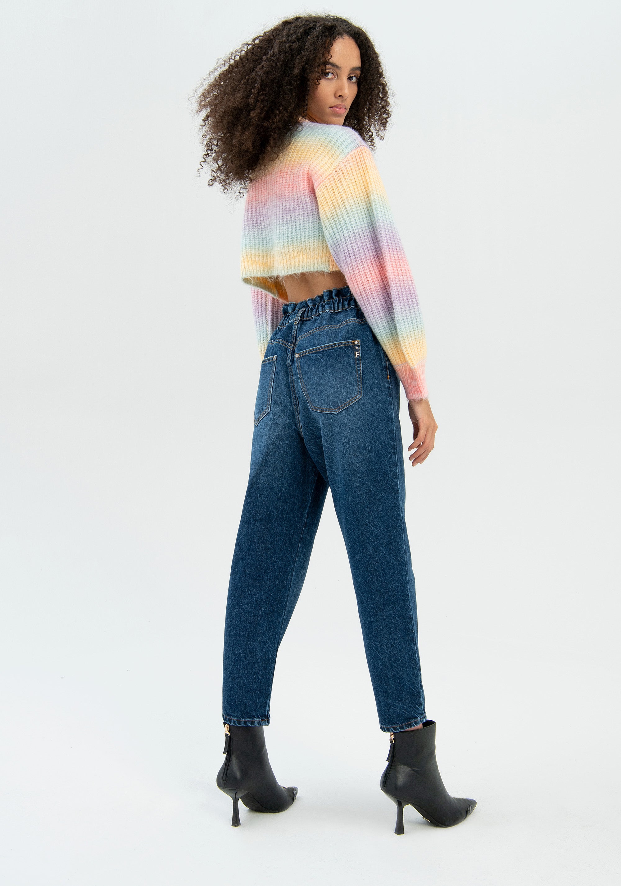 Jeans carrot in denim con lavaggio medio