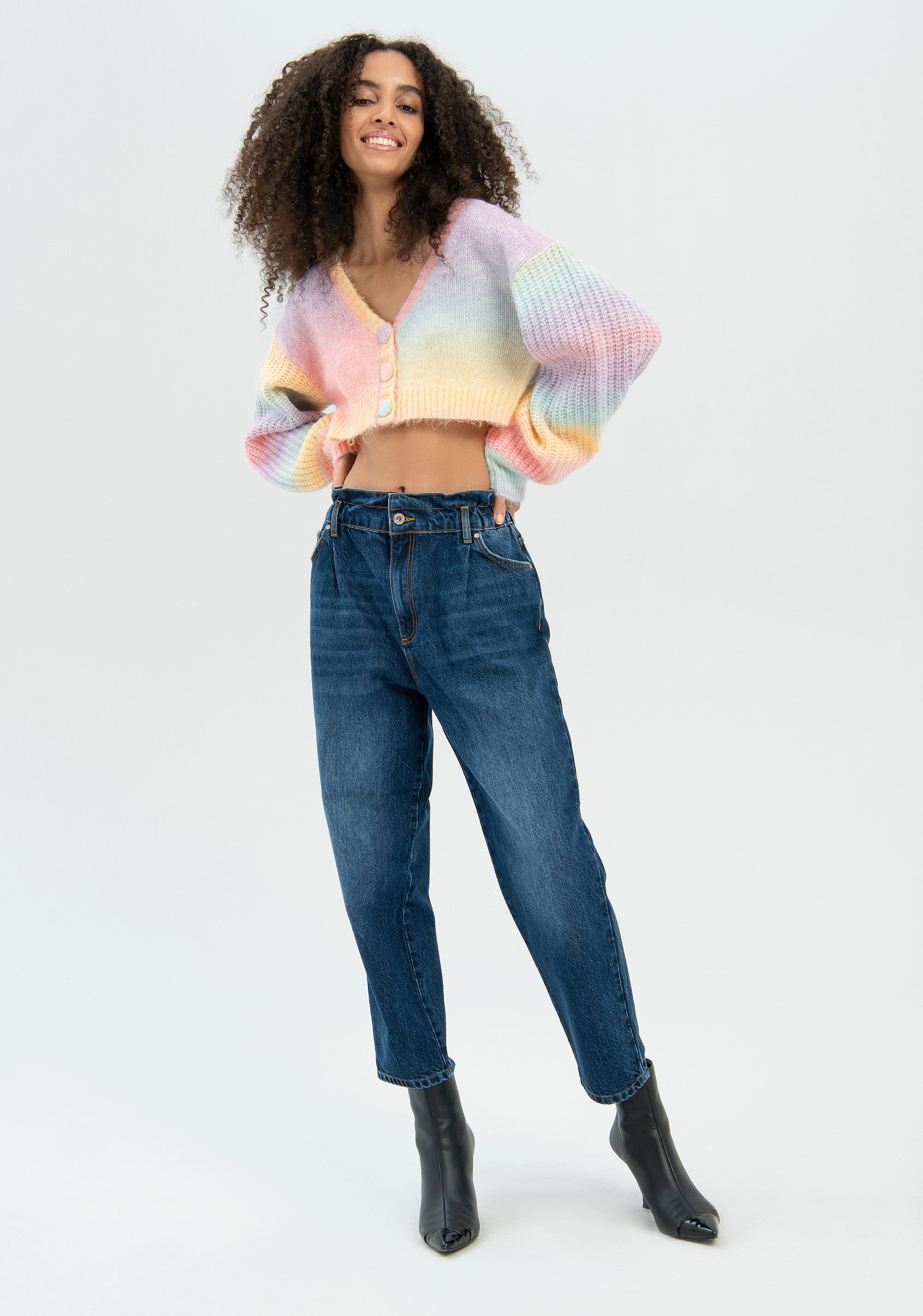 Jeans carrot in denim con lavaggio medio