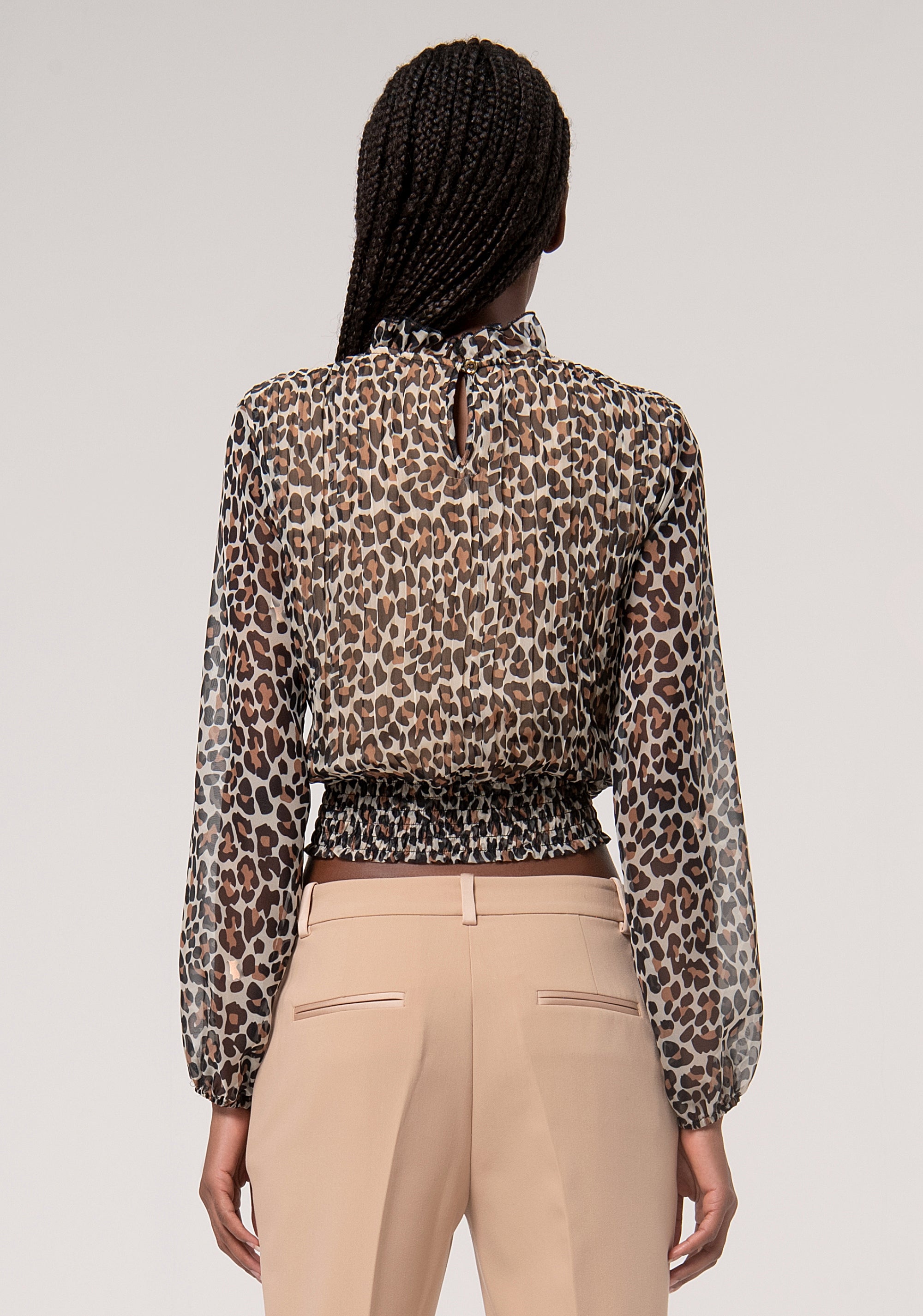 Blusa cropped plissettata in fantasia animalier