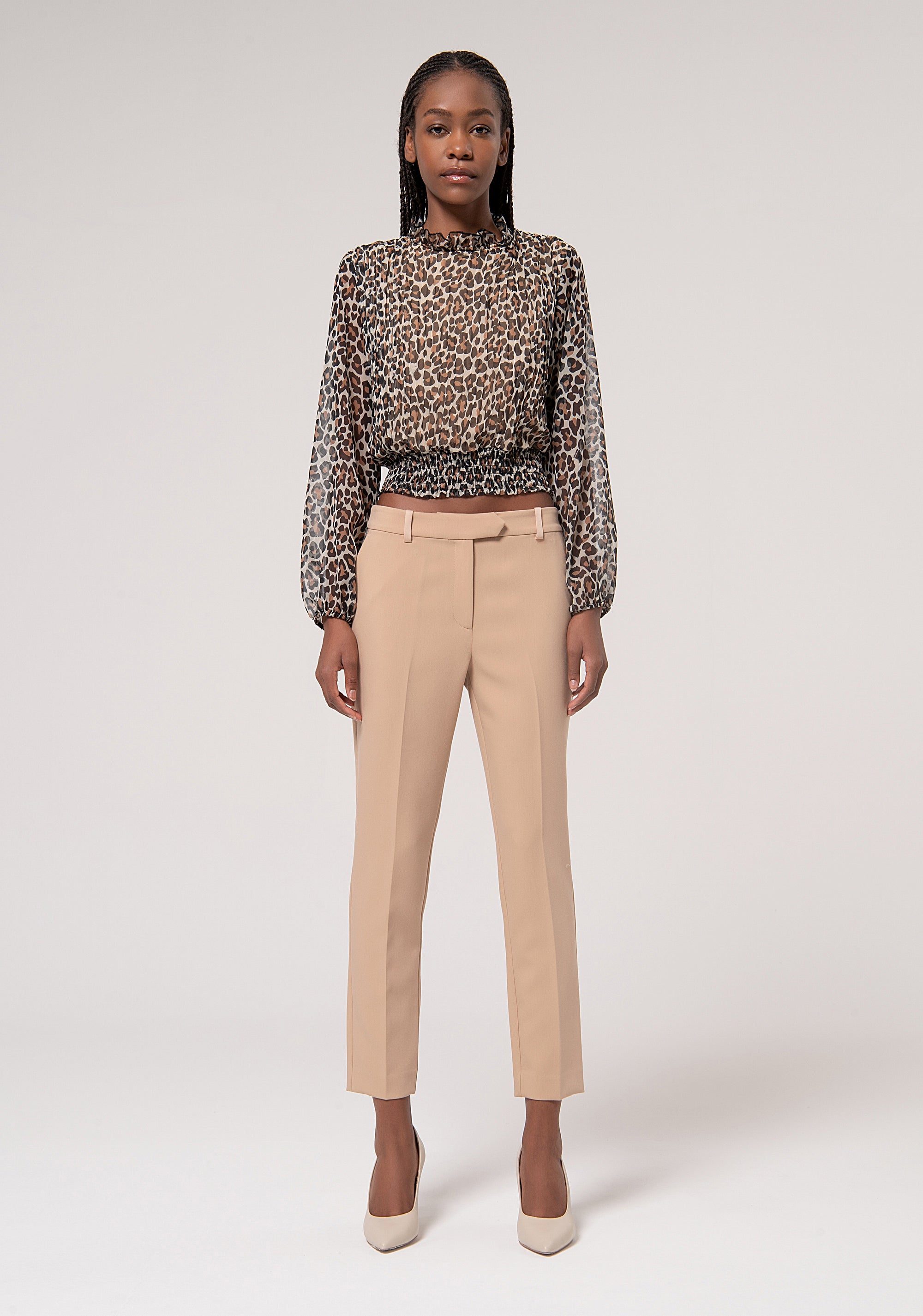 Blusa cropped plissettata in fantasia animalier