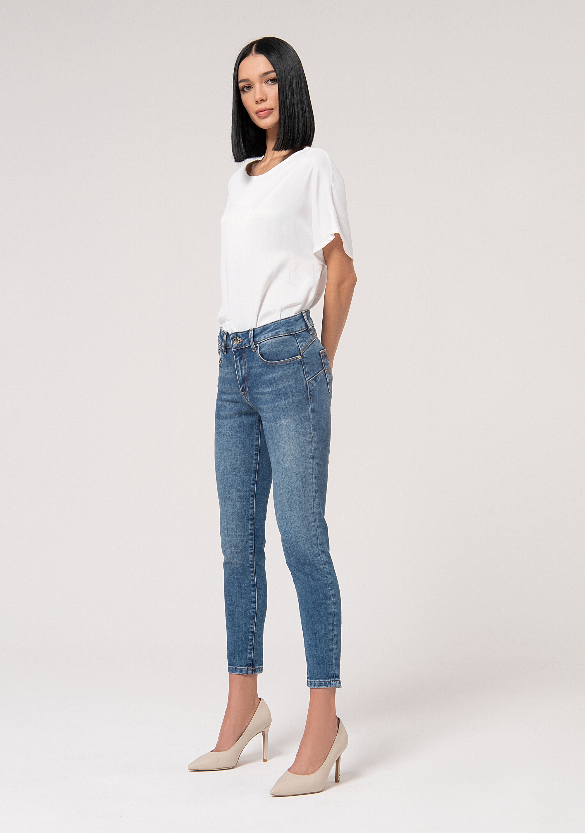 Jeans slim effetto perfect shape in denim stretch con lavaggio medio FR24WV8000D46093-349 Fracomina