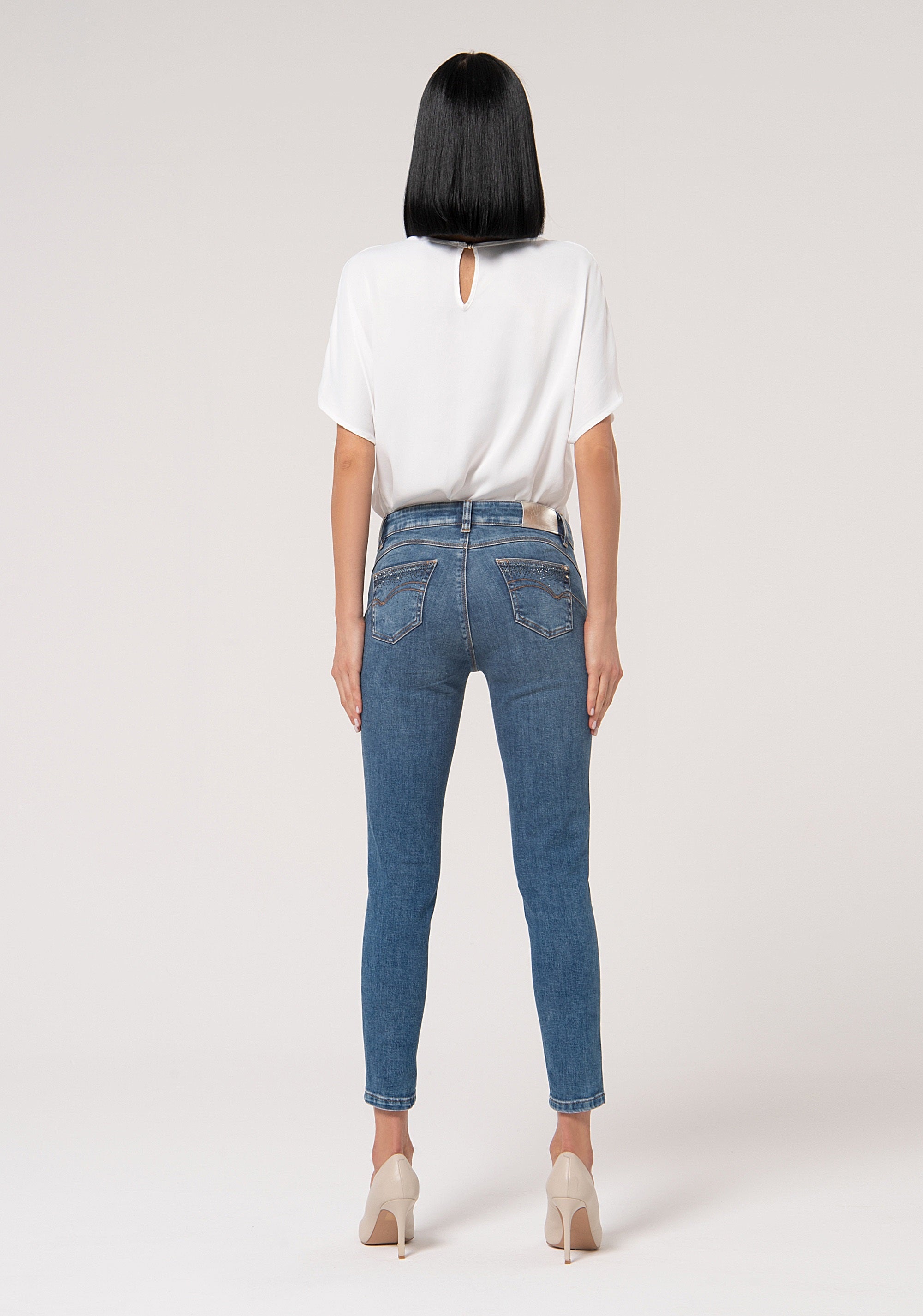 Jeans slim effetto perfect shape in denim stretch con lavaggio medio