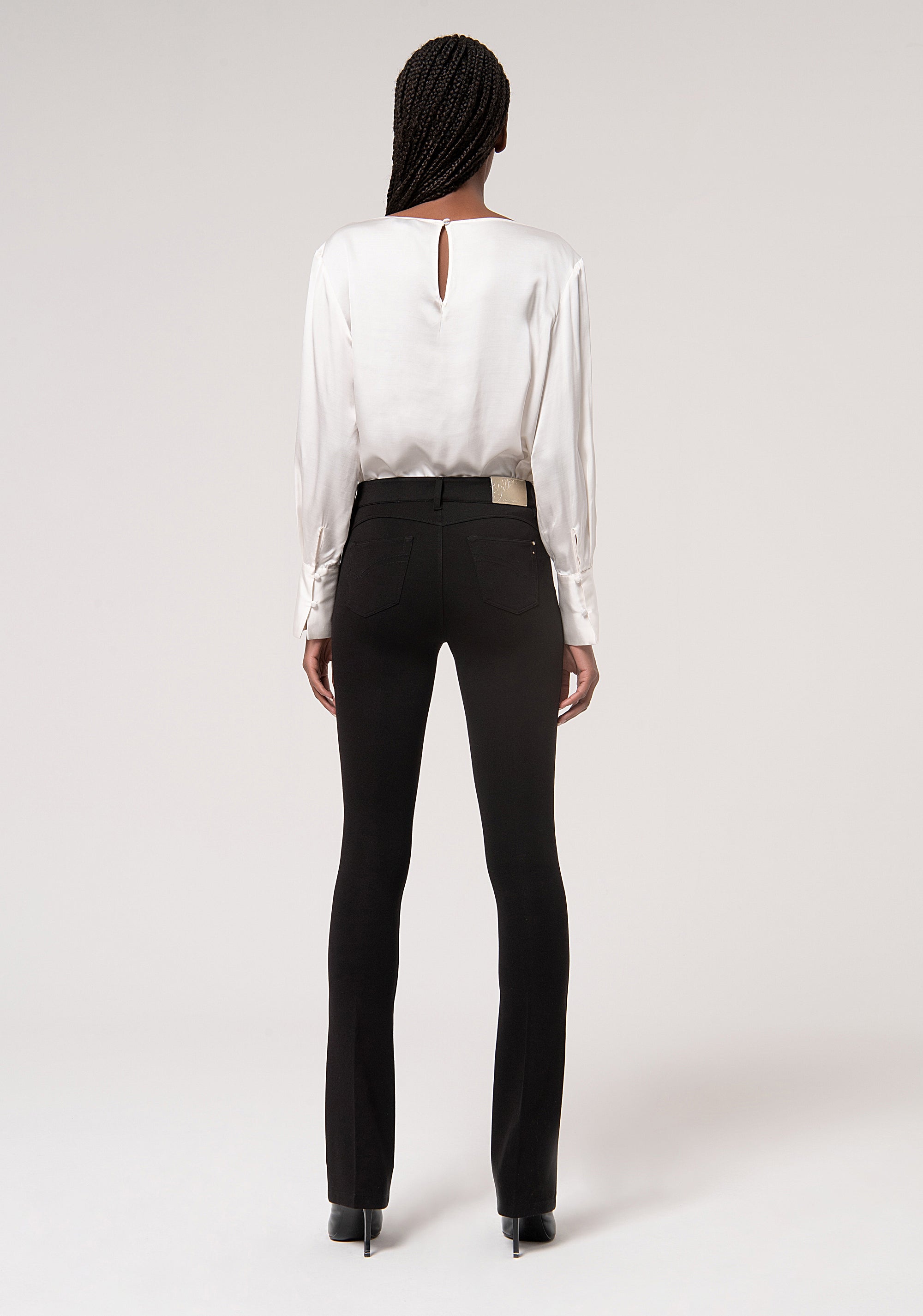 Pantalone regular effetto perfect shape in tessuto stretch