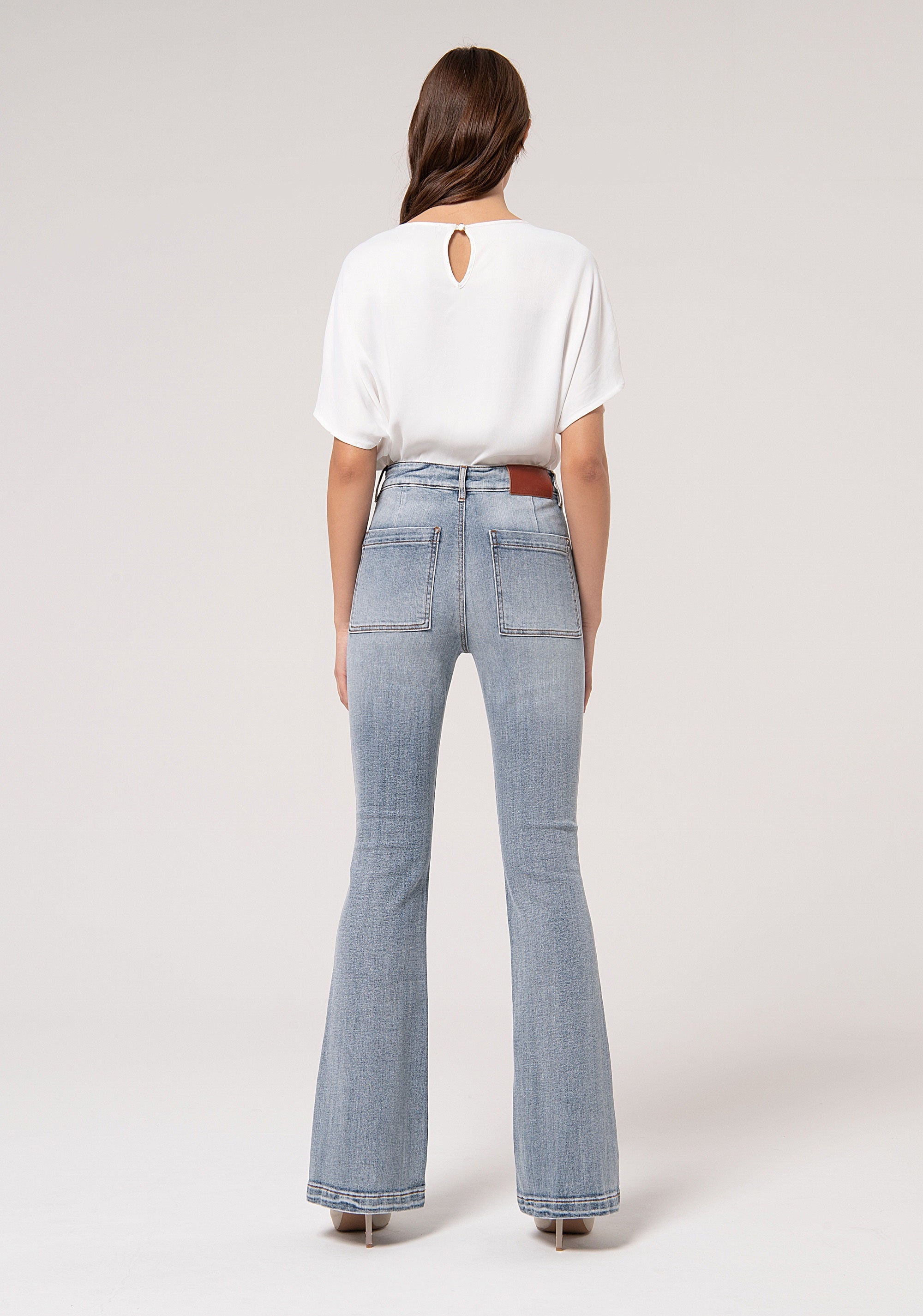 Jeans bootcut in denim stretch con lavaggio chiaro