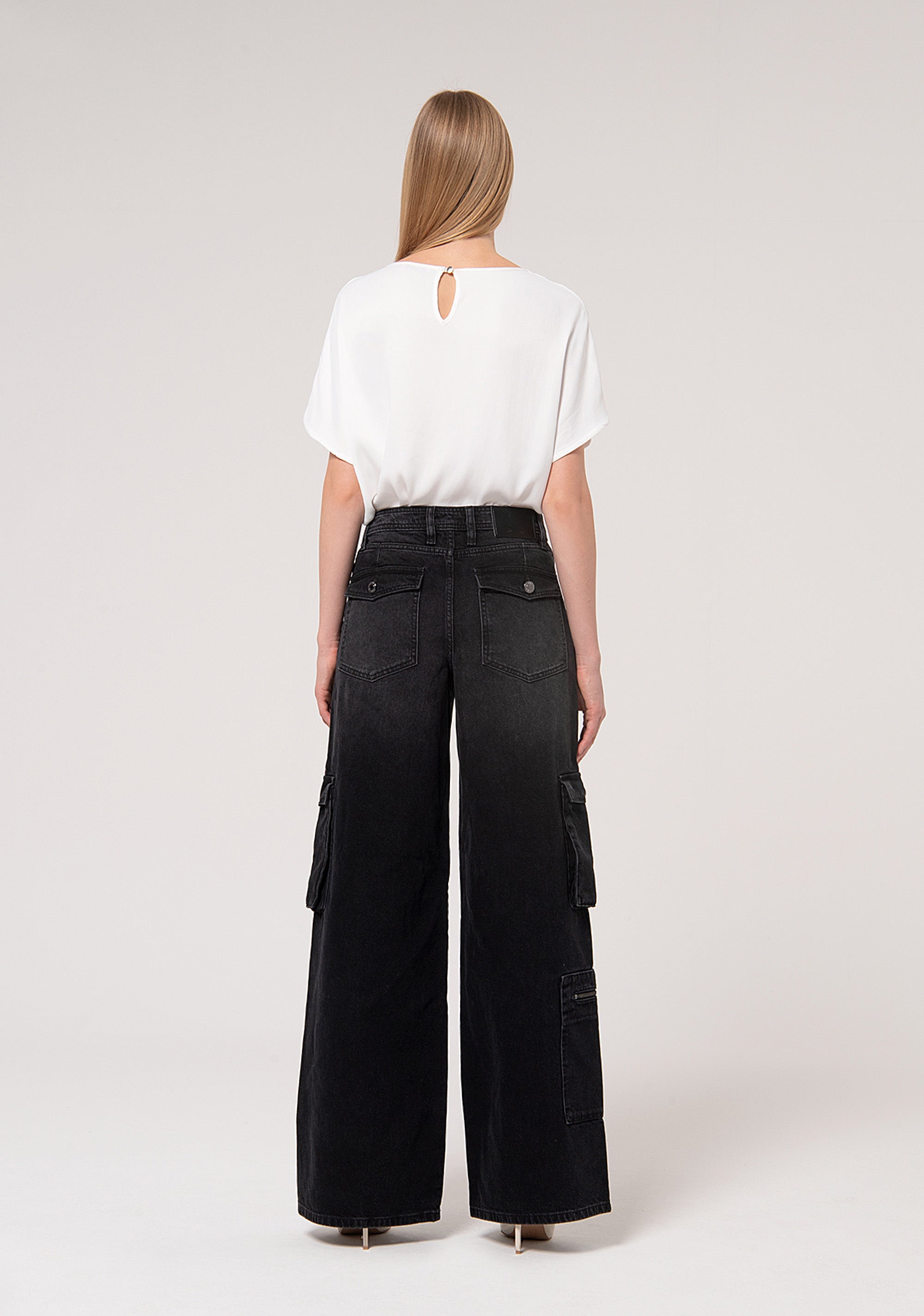 Jeans cargo flare in denim nero con lavaggio scuro