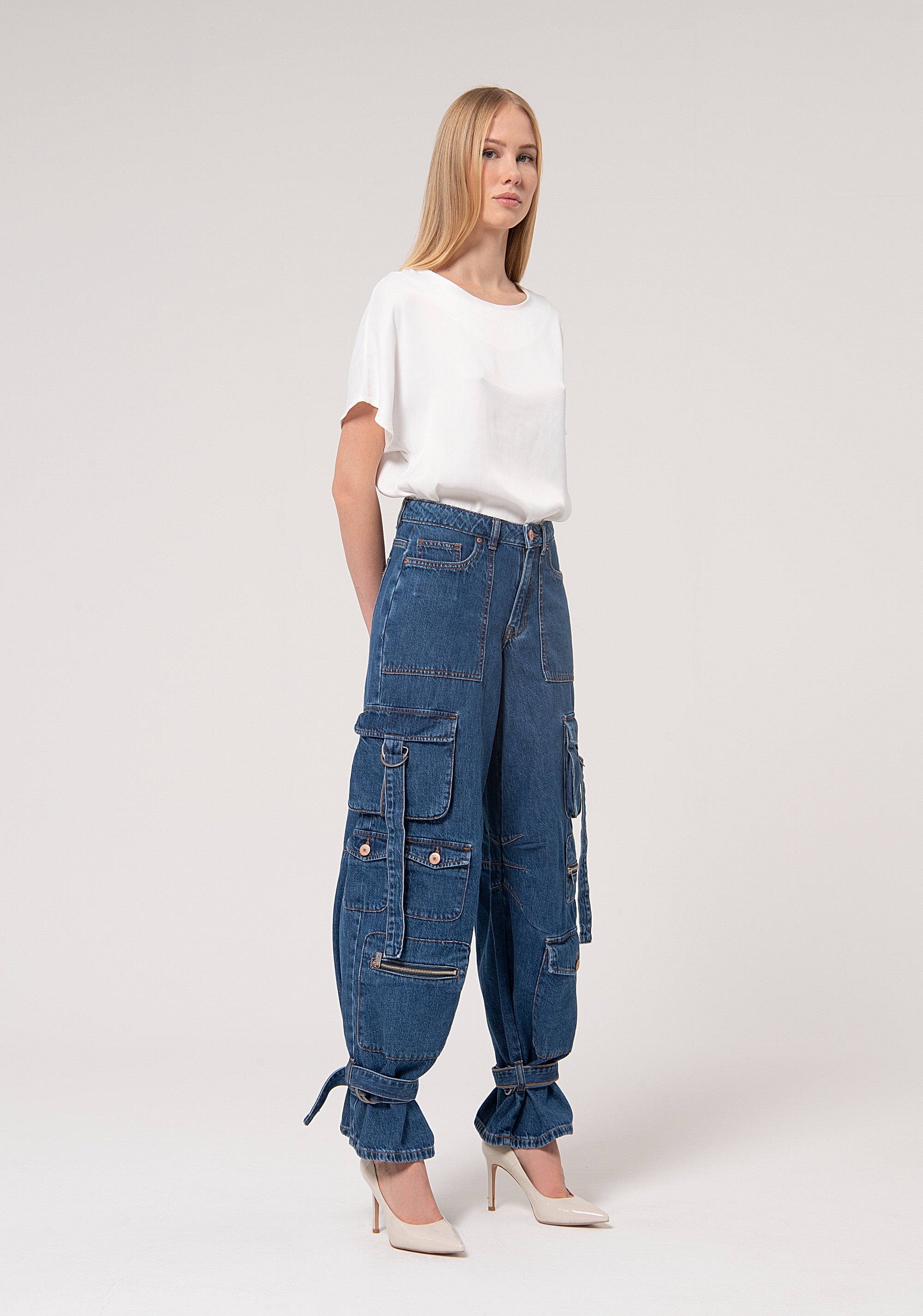 Jeans cargo in denim con lavaggio medio