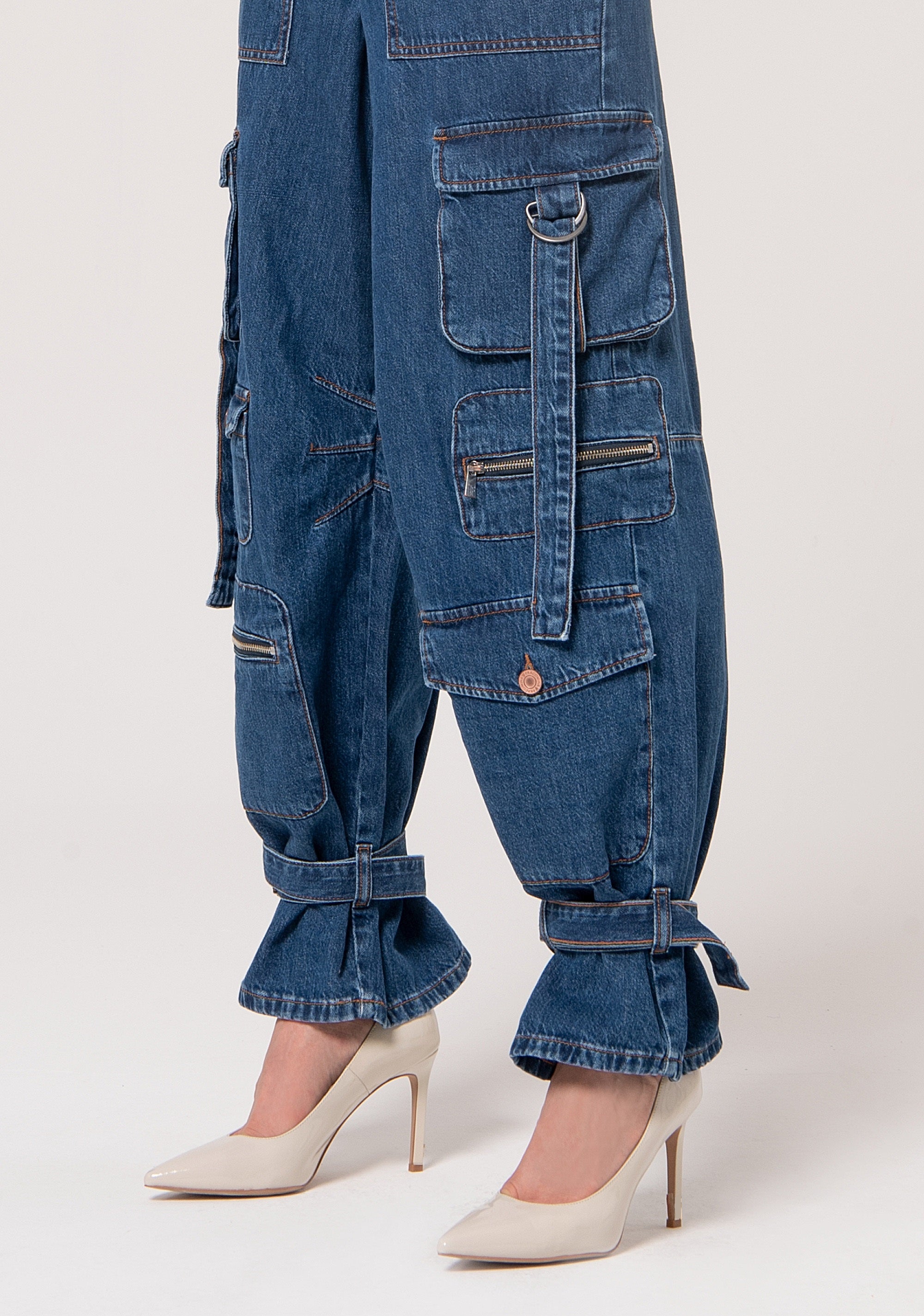 Jeans cargo in denim con lavaggio medio