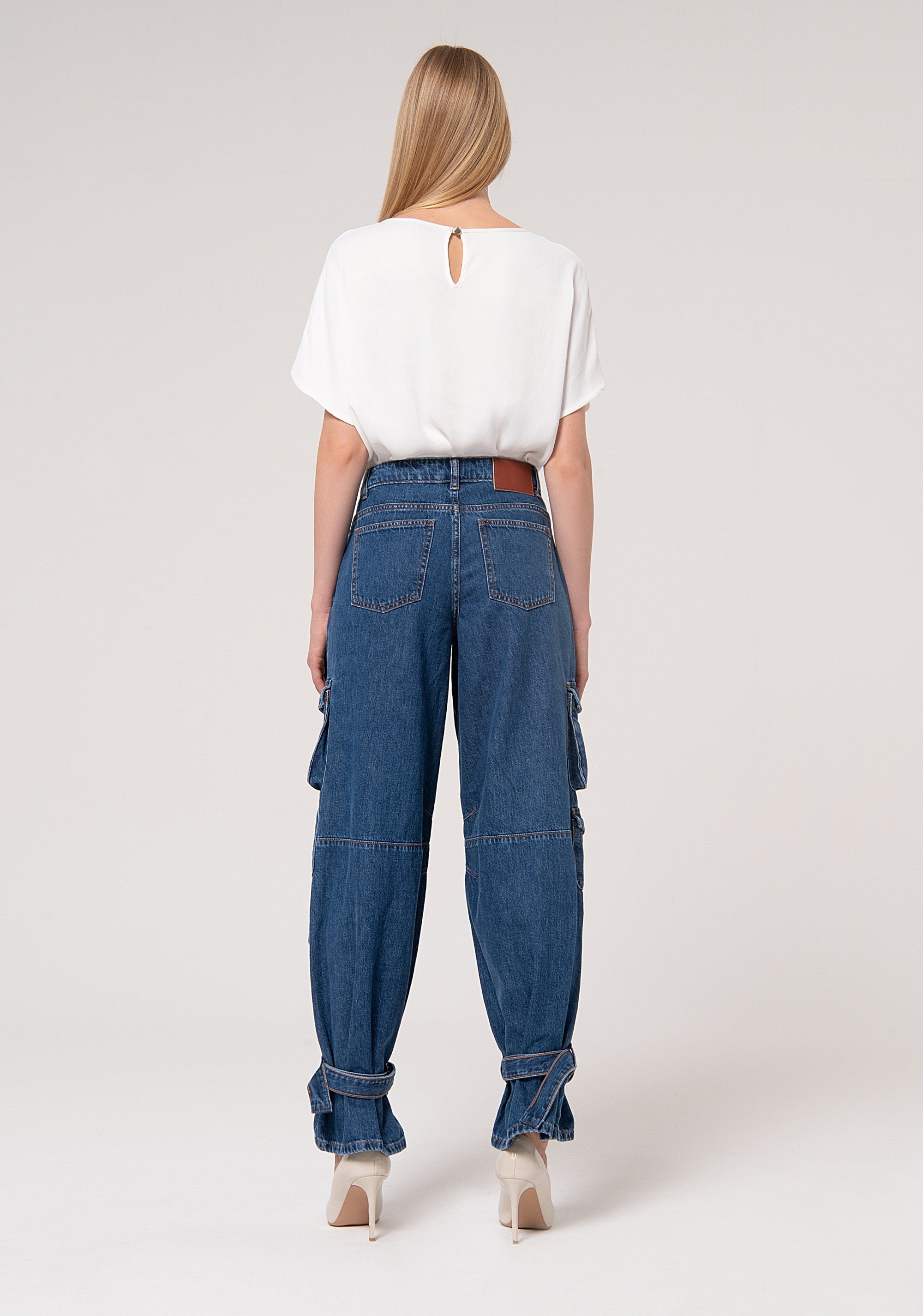 Jeans cargo in denim con lavaggio medio