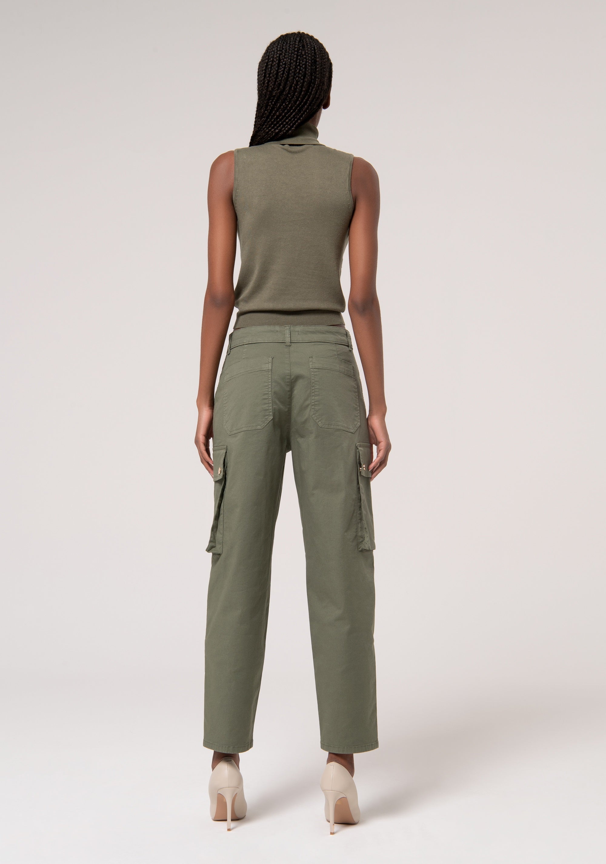Pantaloni cargo in gabardina