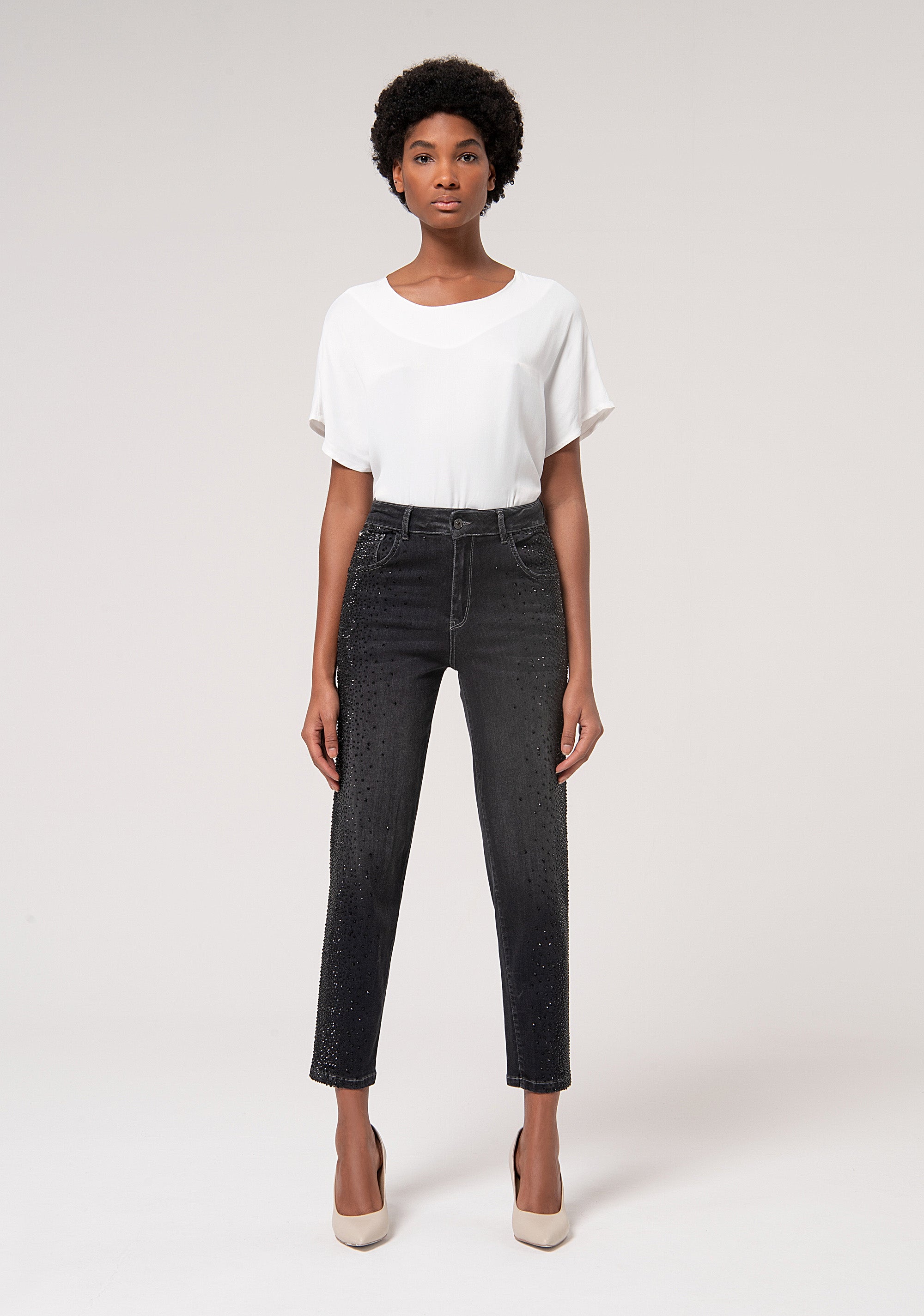 Topshop - Mom Jeans Con Strappi Sul Ginocchio Nero Slavato - Foto 7