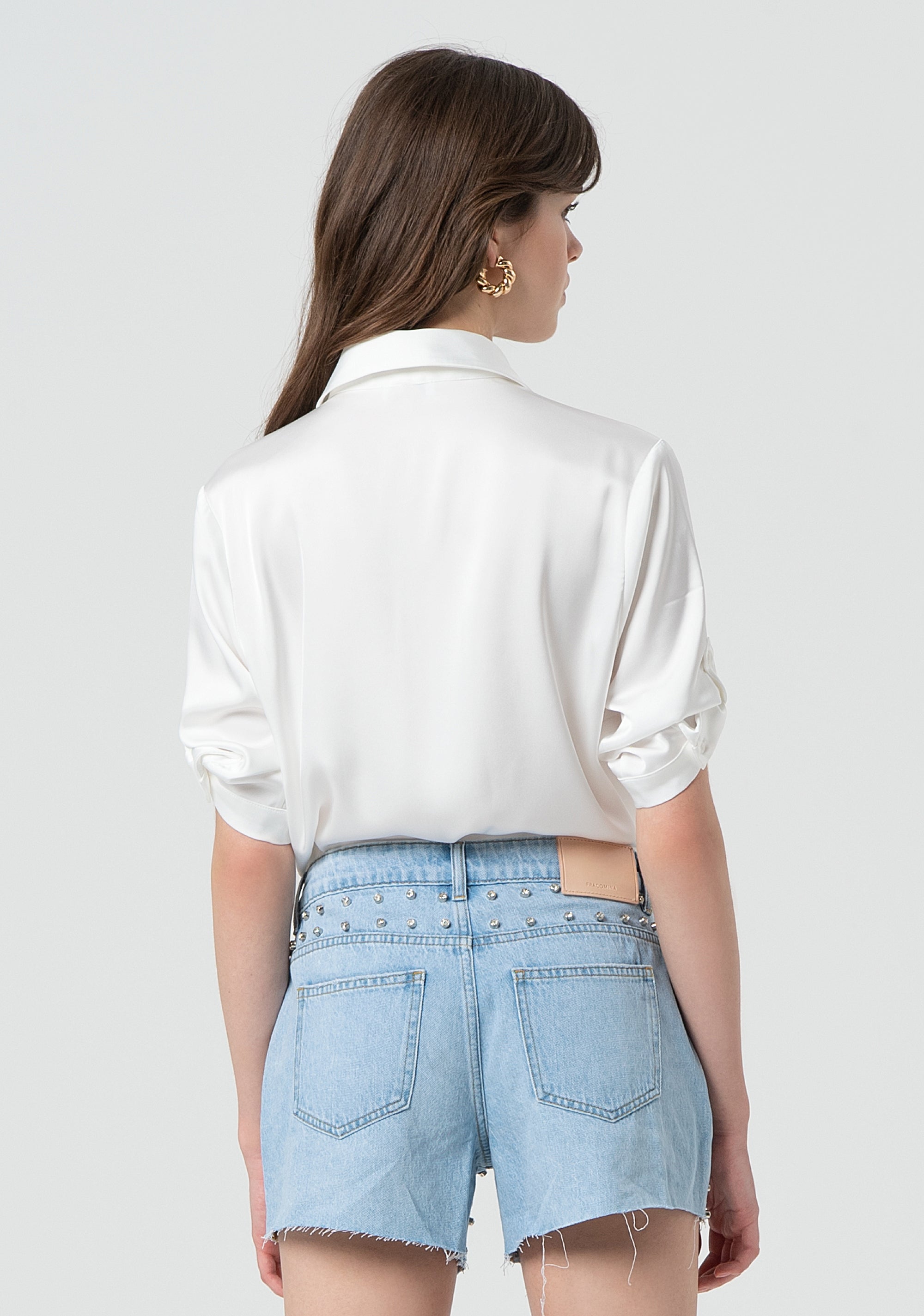 Short in denim con applicazioni