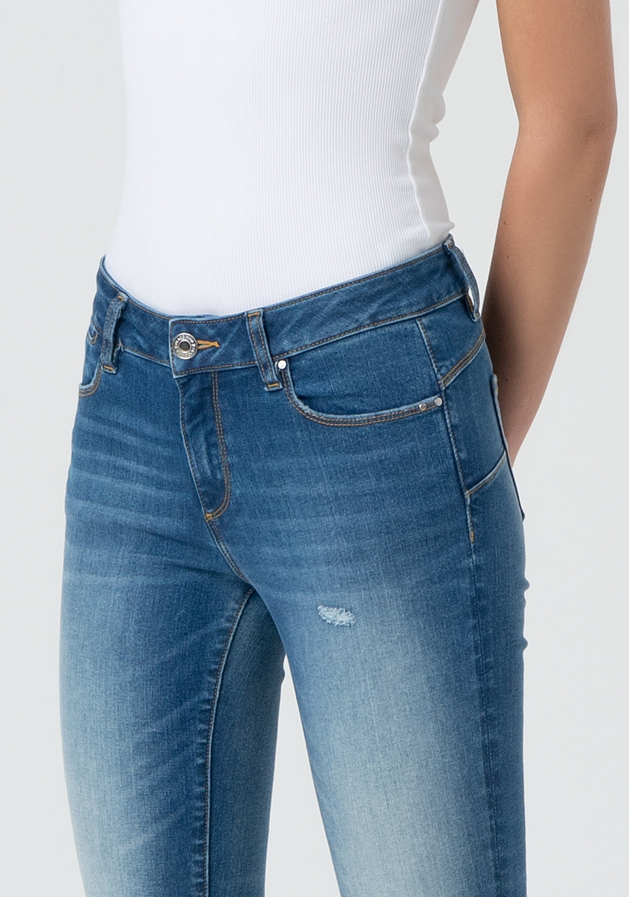 Jeans cropped effetto push up in denim con lavaggio medio FR25SV9002D46093-349 Fracomina