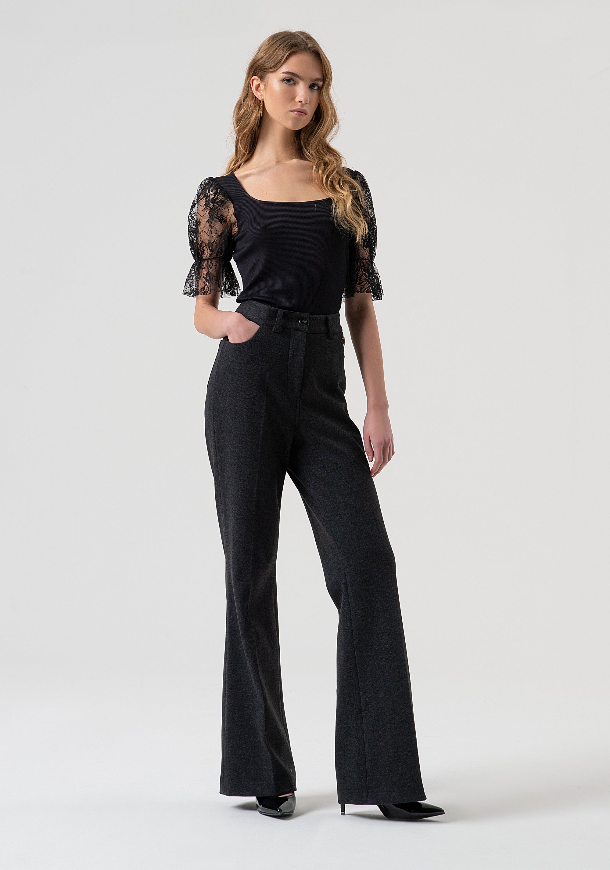 T-shirt slim con maniche corte a sbuffo in pizzo FR25WT3031J463G1-053 Fracomina