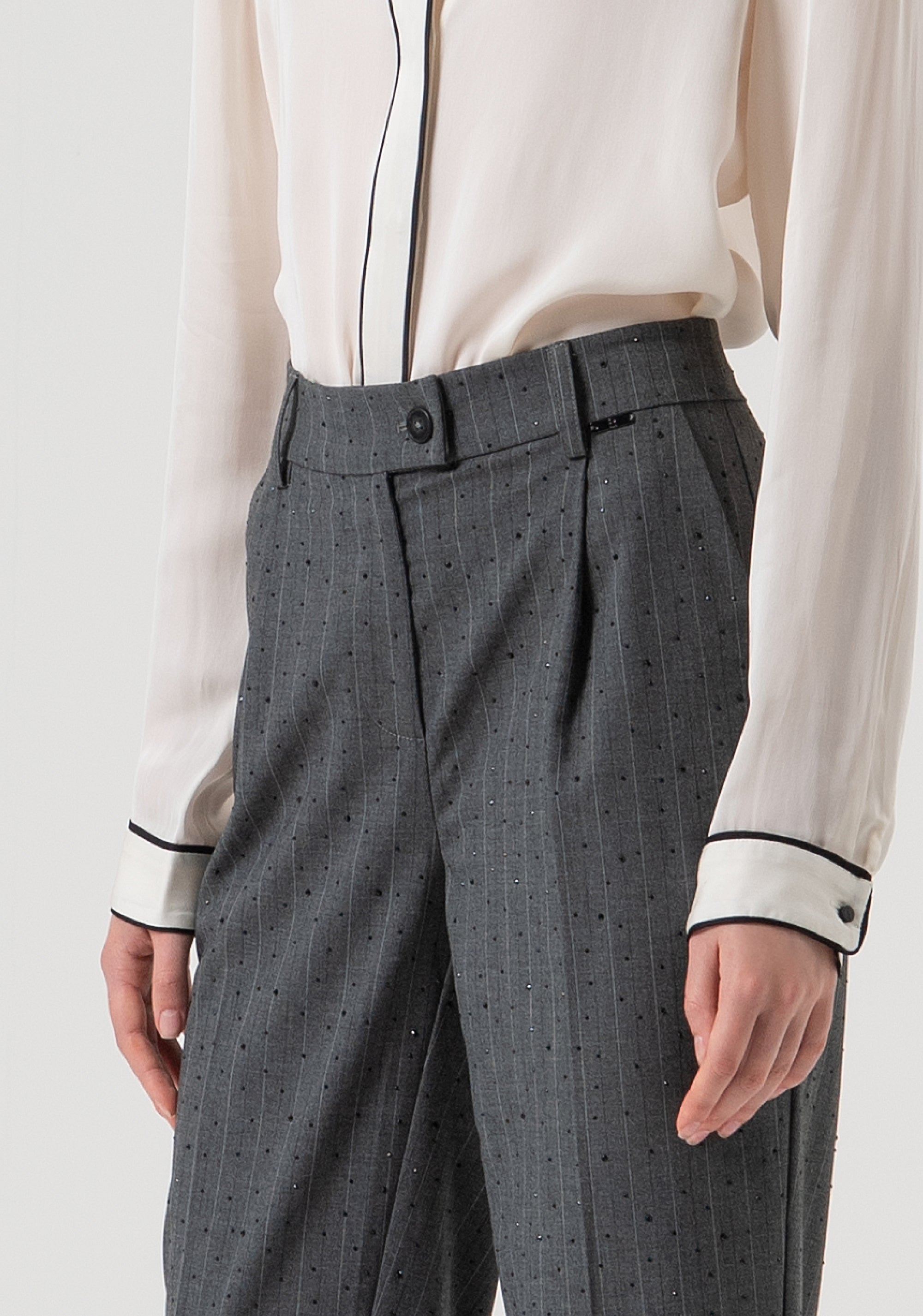 Pantalone regular chino in tessuto gessato con strass FR25WV4009W459D4-121 Fracomina