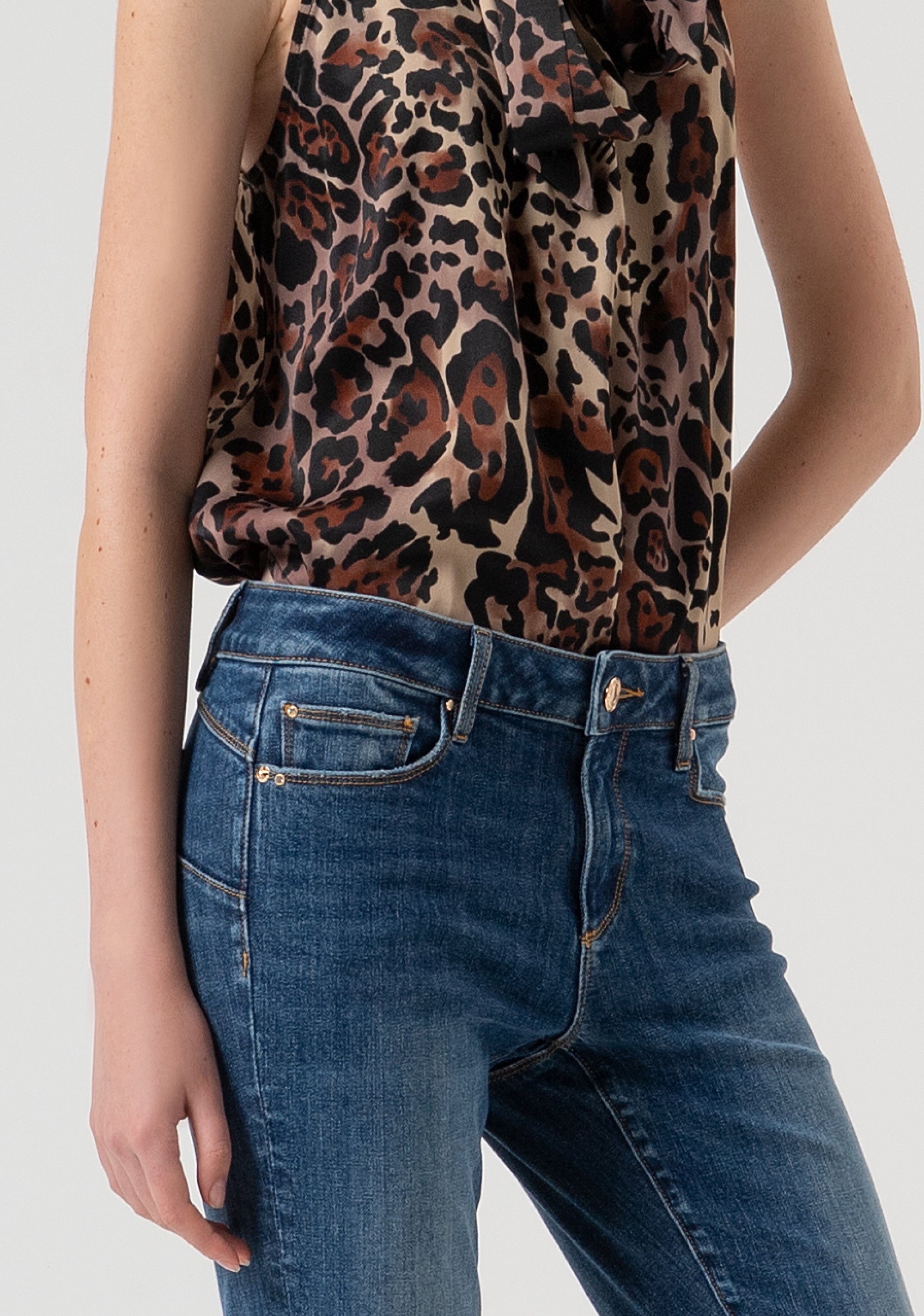 Jeans slim effetto push up in denim con lavaggio medio FR25WV8000D401P2-A99 Fracomina