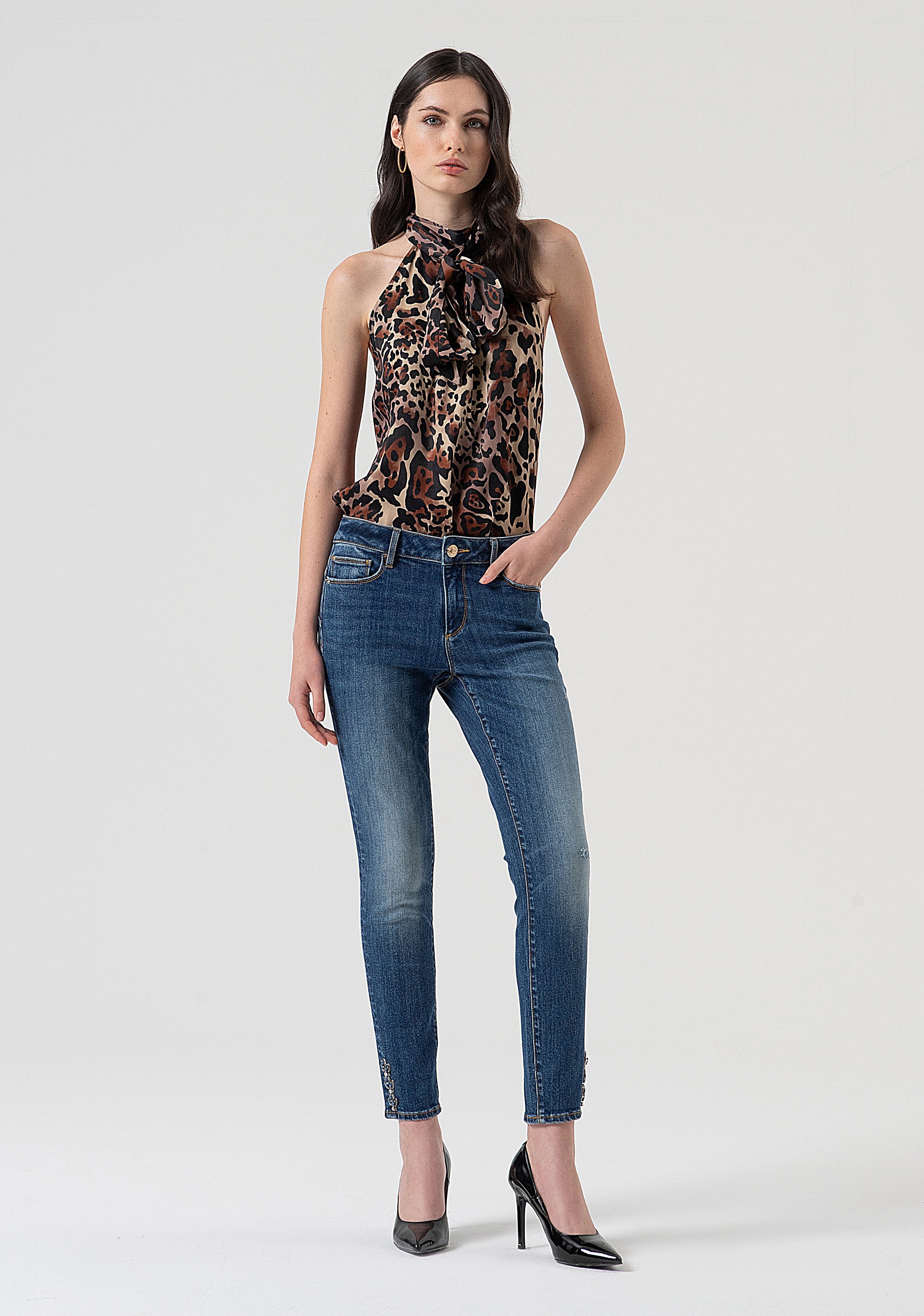 Jeans slim effetto push up in denim con lavaggio medio FR25WV8000D401P2-A99 Fracomina