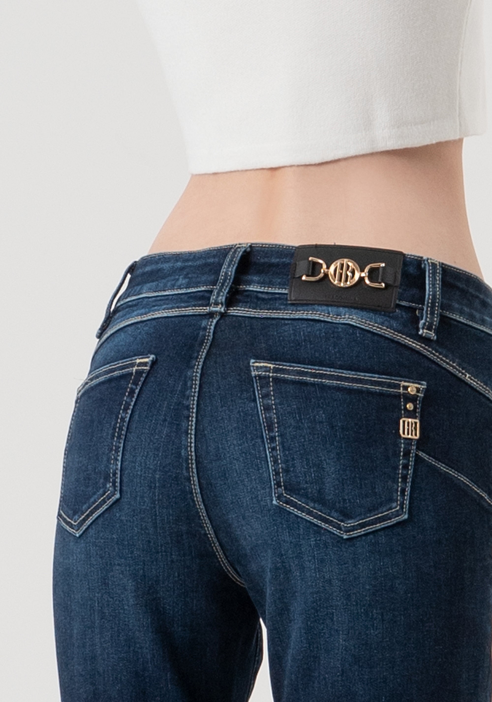 Jeans slim cropped effetto push up in denim con lavaggio scuro FR25WV9002D46001-117 Fracomina