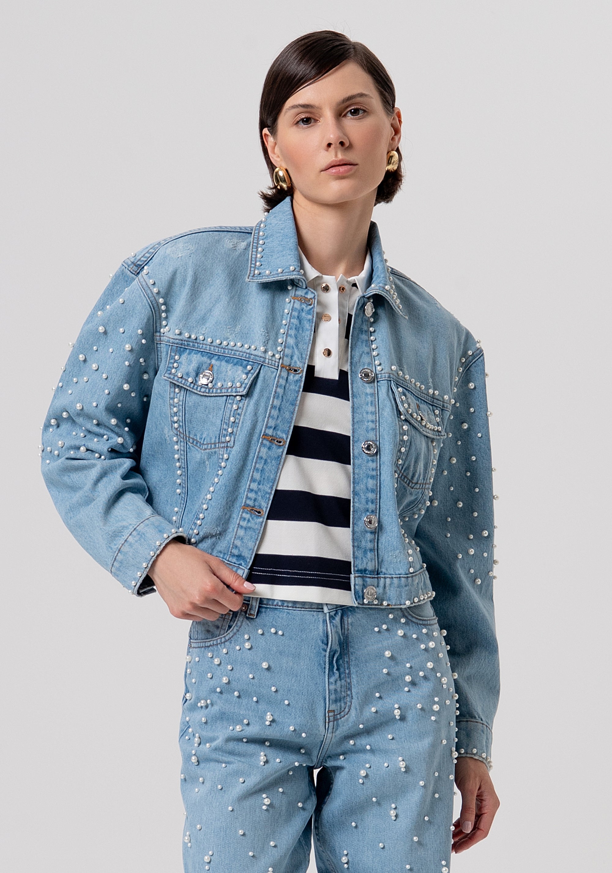 Giacca regular in denim con lavaggio chiaro e perle FR26SJ4004D47103-062 Fracomina