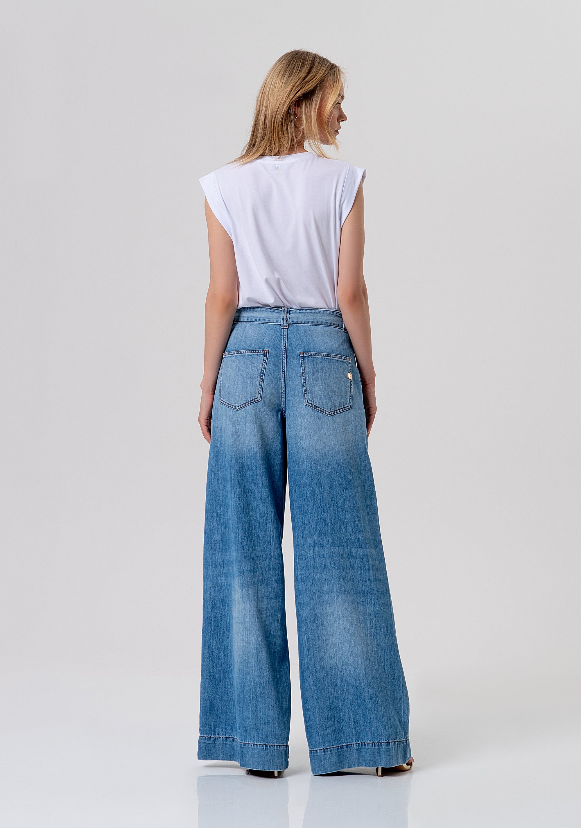 Jeans flare a palazzo in denim con lavaggio medio chiaro FR26SV3026D41902-258 Fracomina