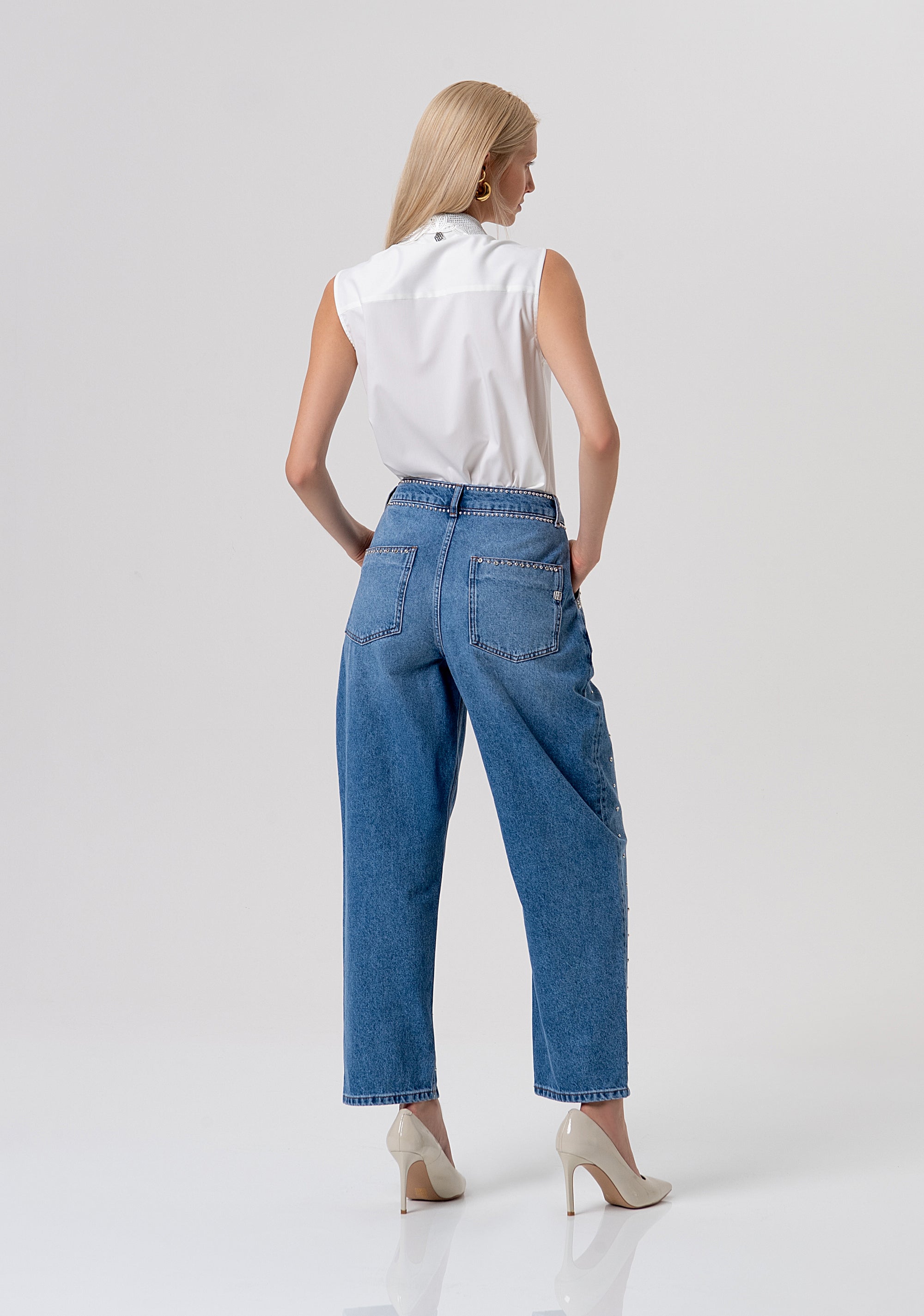 Jeans carrot balloon fit in denim con lavaggio medio ed applicazioni luminose FR26SV4006D419R9-258 Fracomina