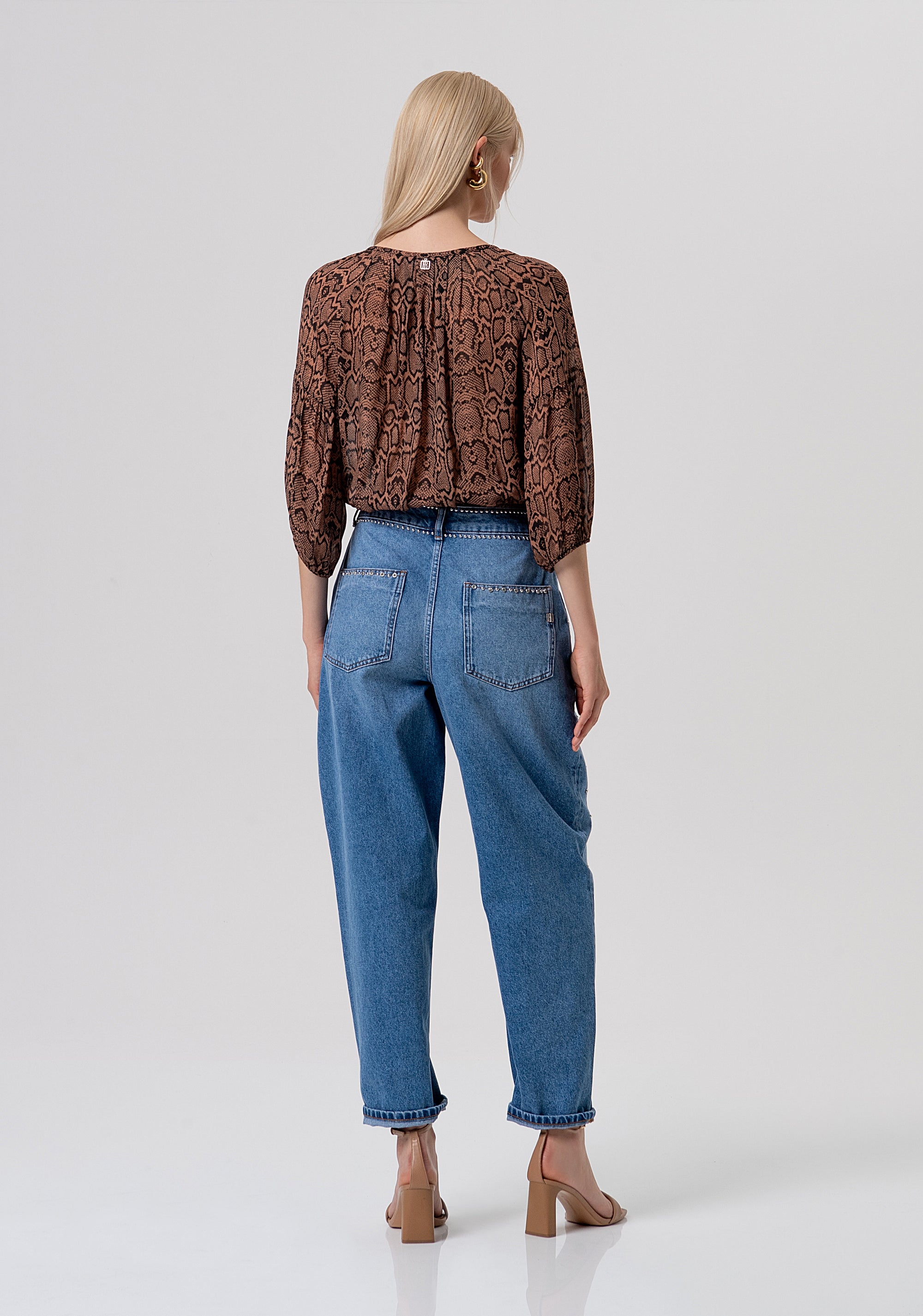 Jeans carrot balloon fit in denim con lavaggio medio ed applicazioni luminose FR26SV4006D419R9-258 Fracomina