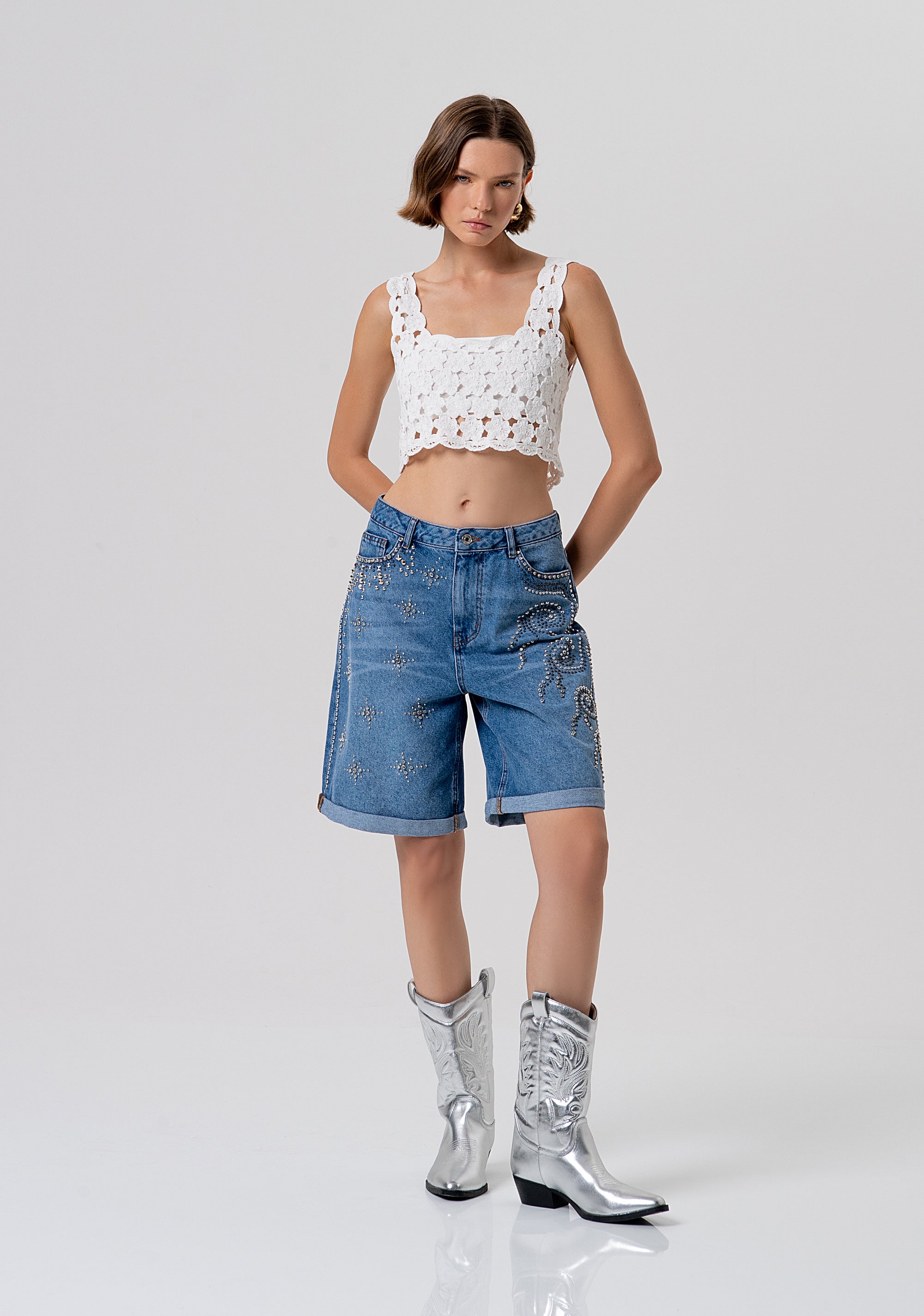 Bermuda flare in denim con lavaggio medio ed applicazioni luminose FR26SV6025D419R9-258 Fracomina